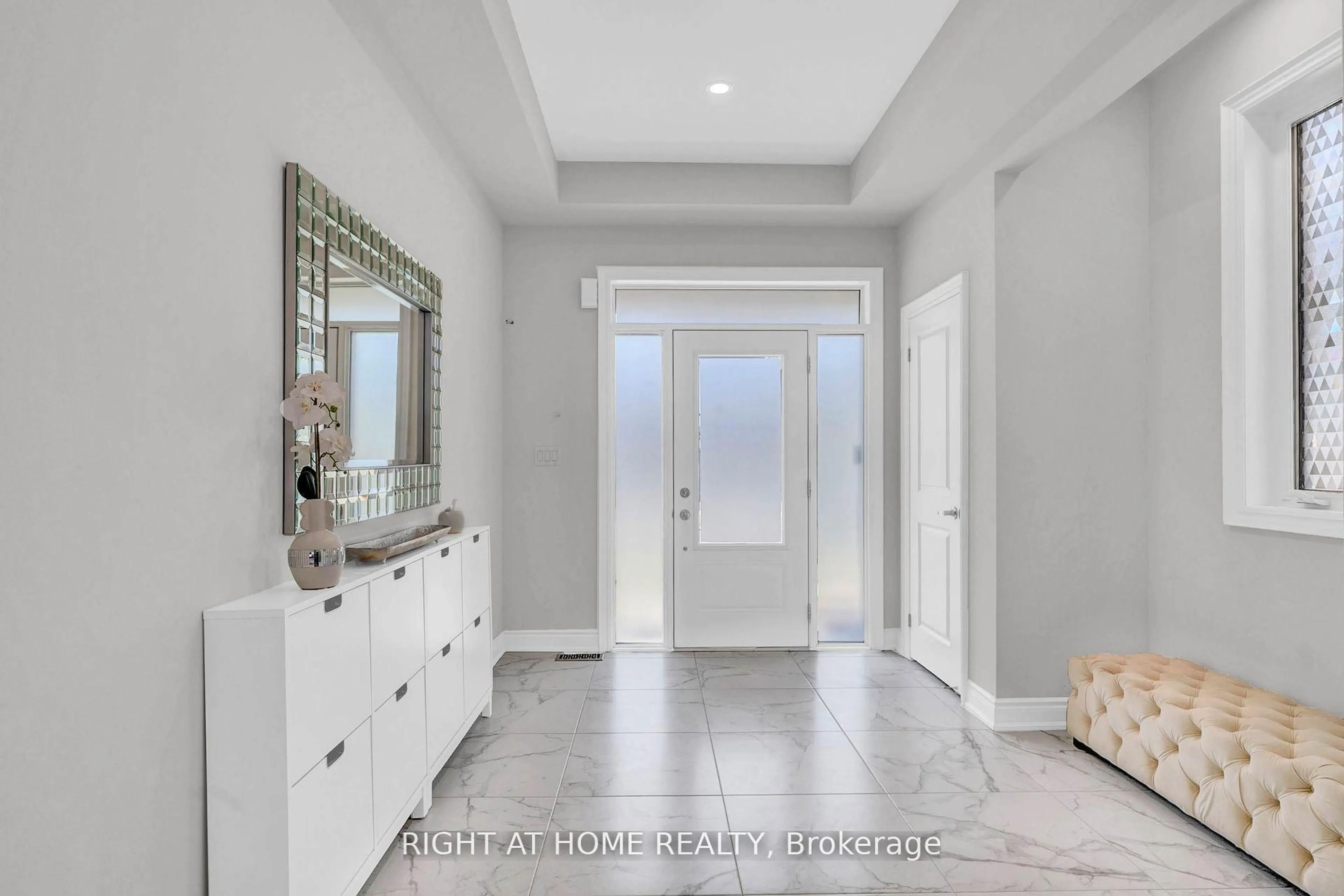 Indoor entryway for 16 Valleybrook Rd, Barrie Ontario L9J 0L4