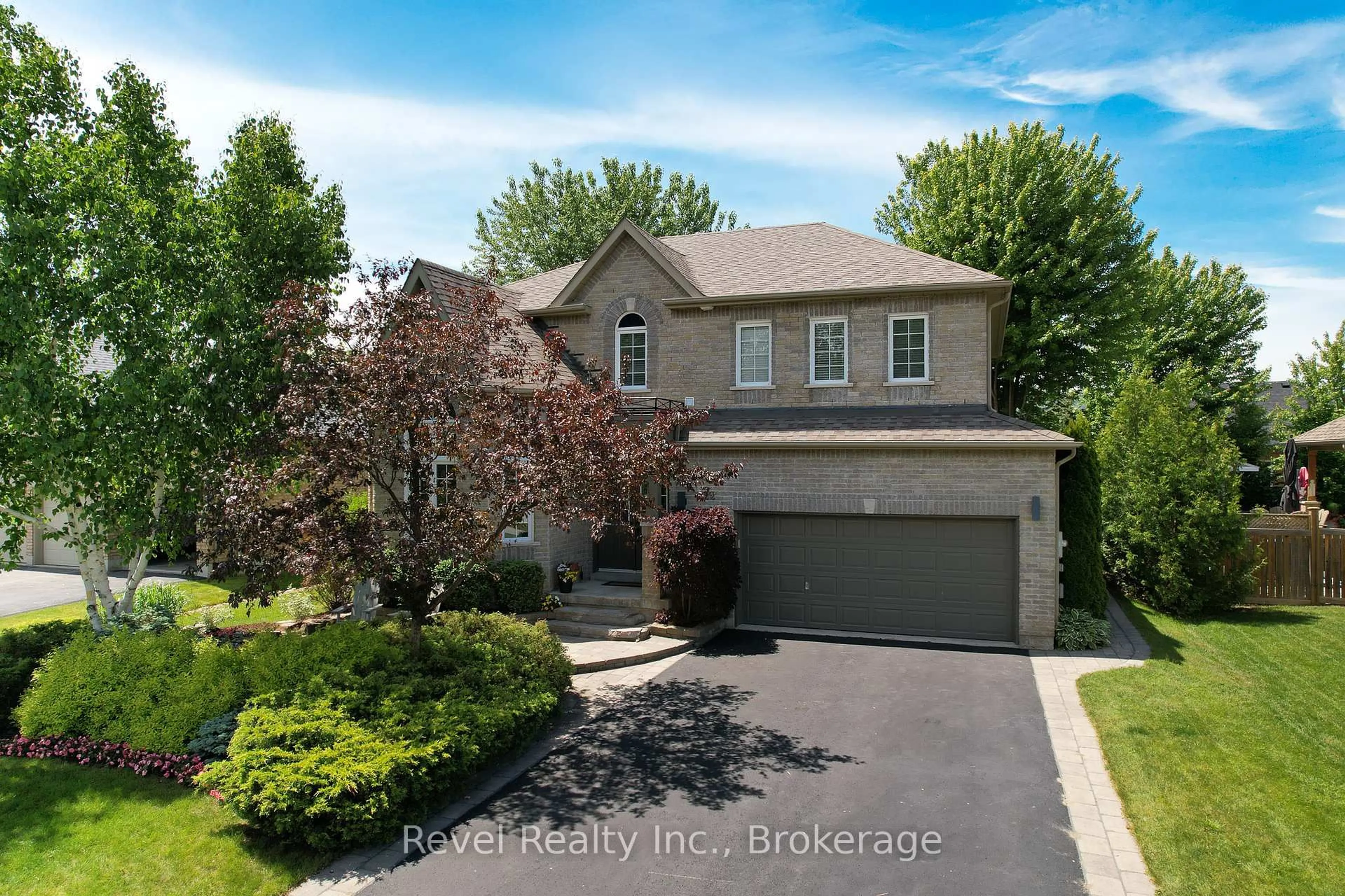 A pic from outside/outdoor area/front of a property/back of a property/a pic from drone, street for 22 Kells Cres, Collingwood Ontario L9Y 0A8