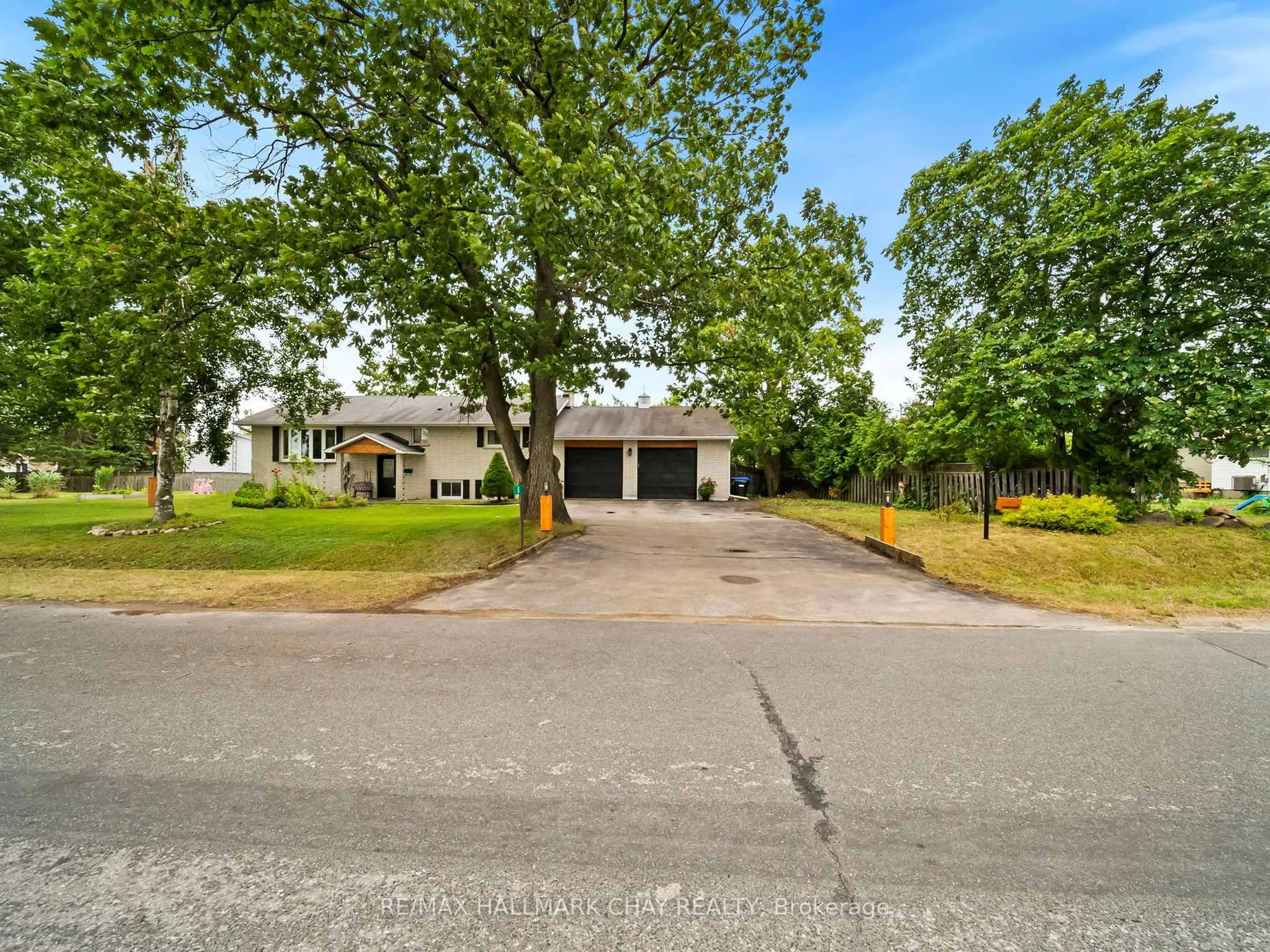A pic from outside/outdoor area/front of a property/back of a property/a pic from drone, street for 5 Demont Dr, Oro-Medonte Ontario L3V 8N8