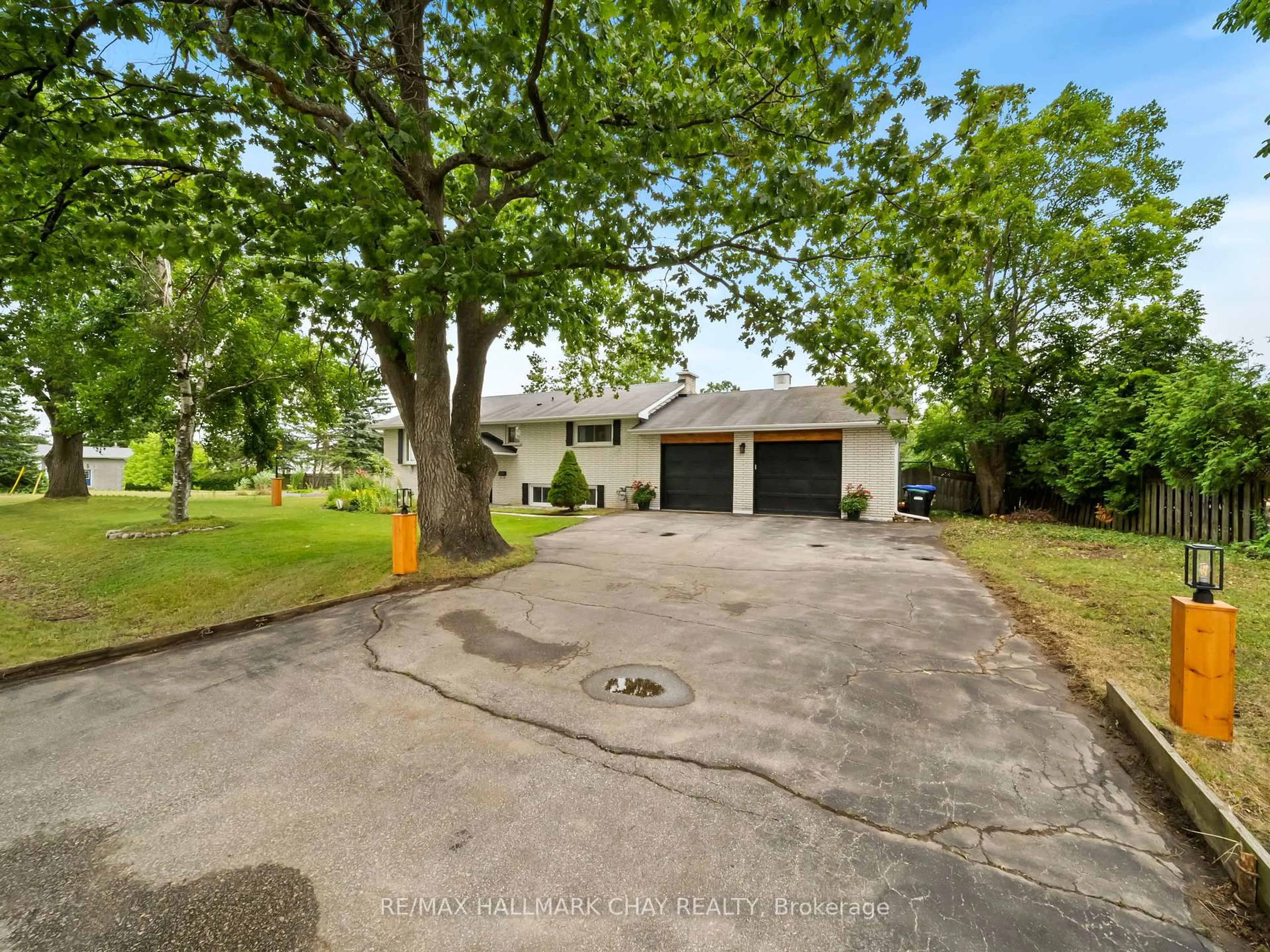 A pic from outside/outdoor area/front of a property/back of a property/a pic from drone, street for 5 Demont Dr, Oro-Medonte Ontario L3V 8N8