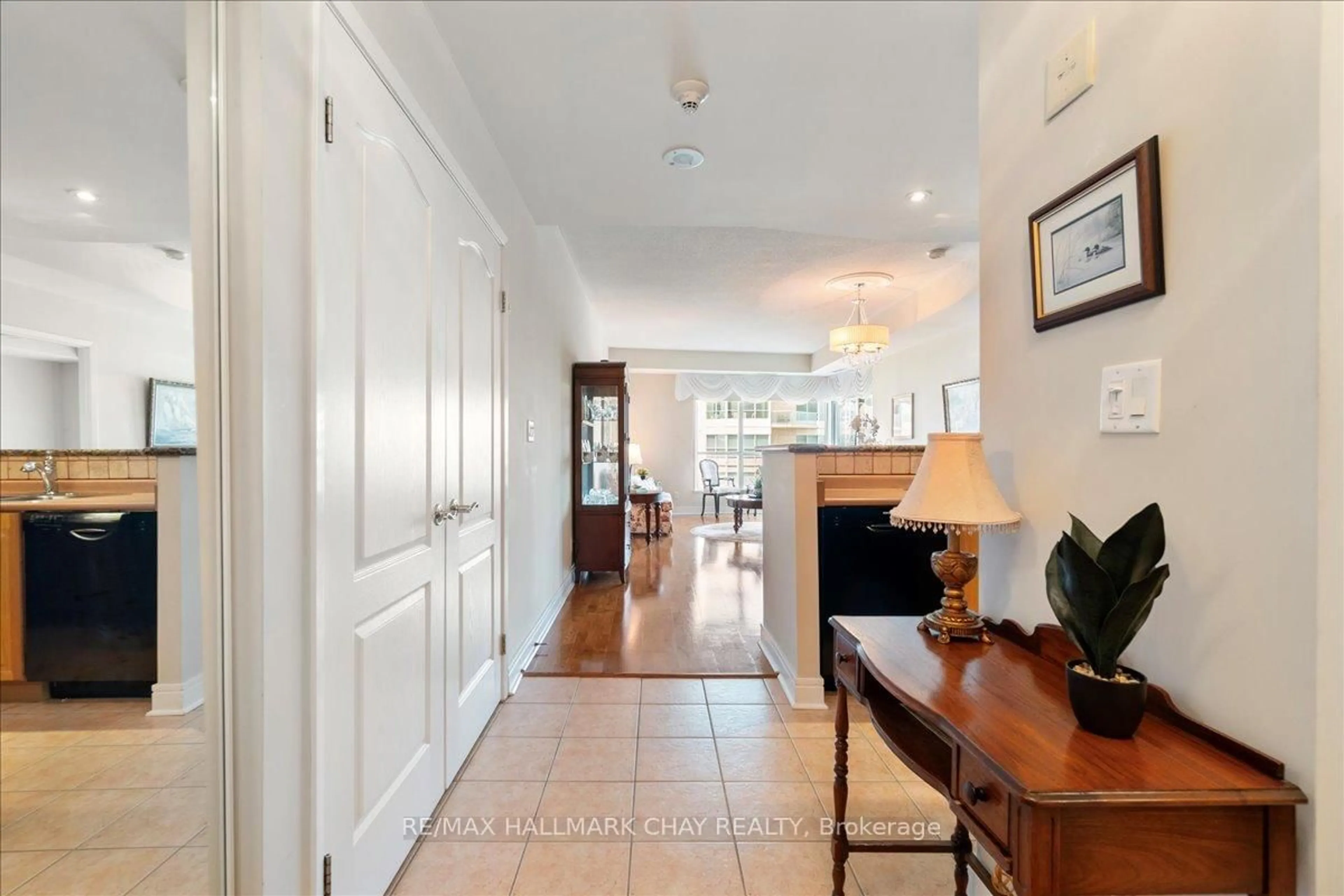 Indoor foyer for 2 Toronto St #508, Barrie Ontario L4N 9R2