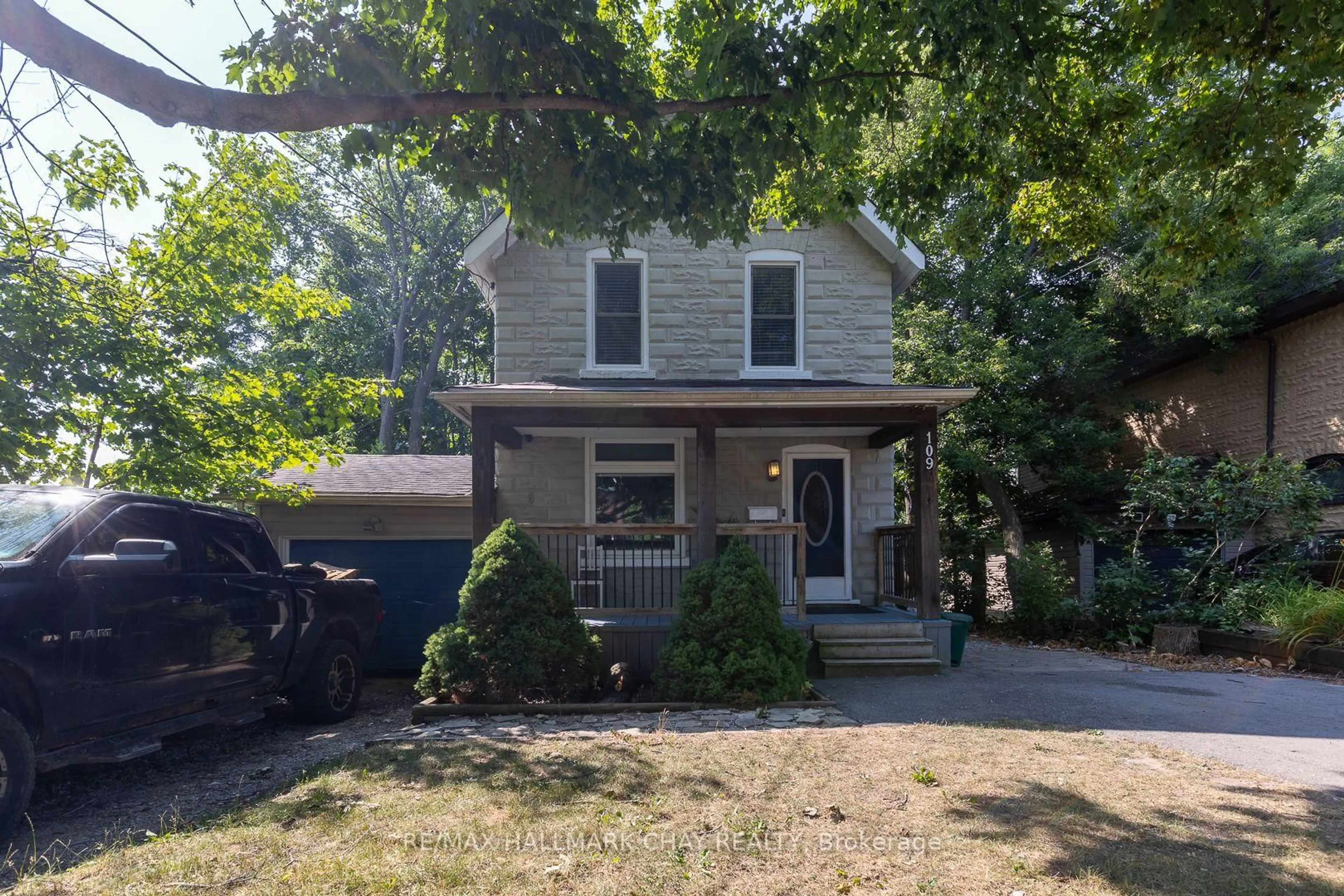 Home with vinyl exterior material, street for 109 Borland St, Orillia Ontario L3V 2B8
