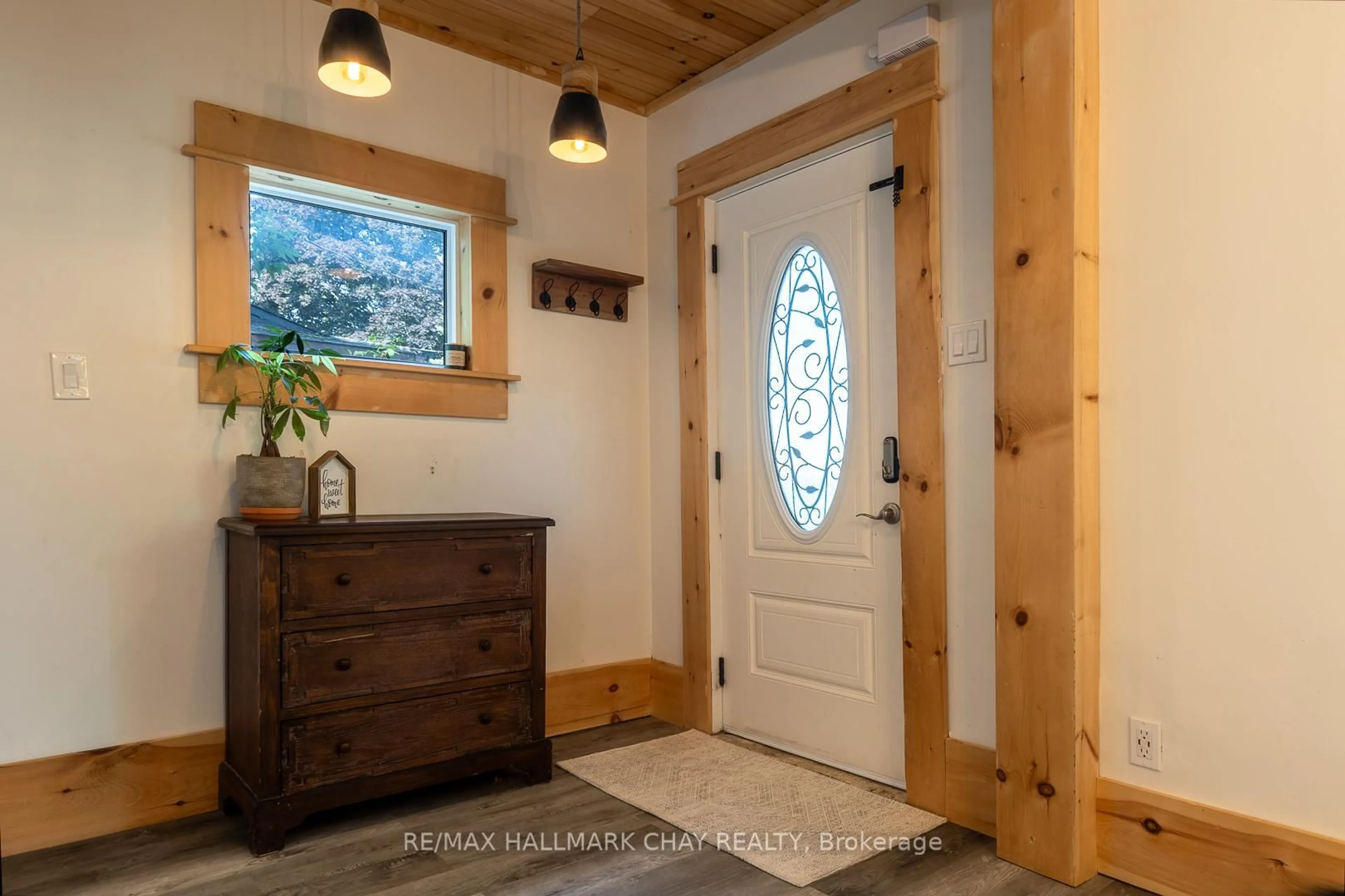 Indoor entryway for 109 Borland St, Orillia Ontario L3V 2B8