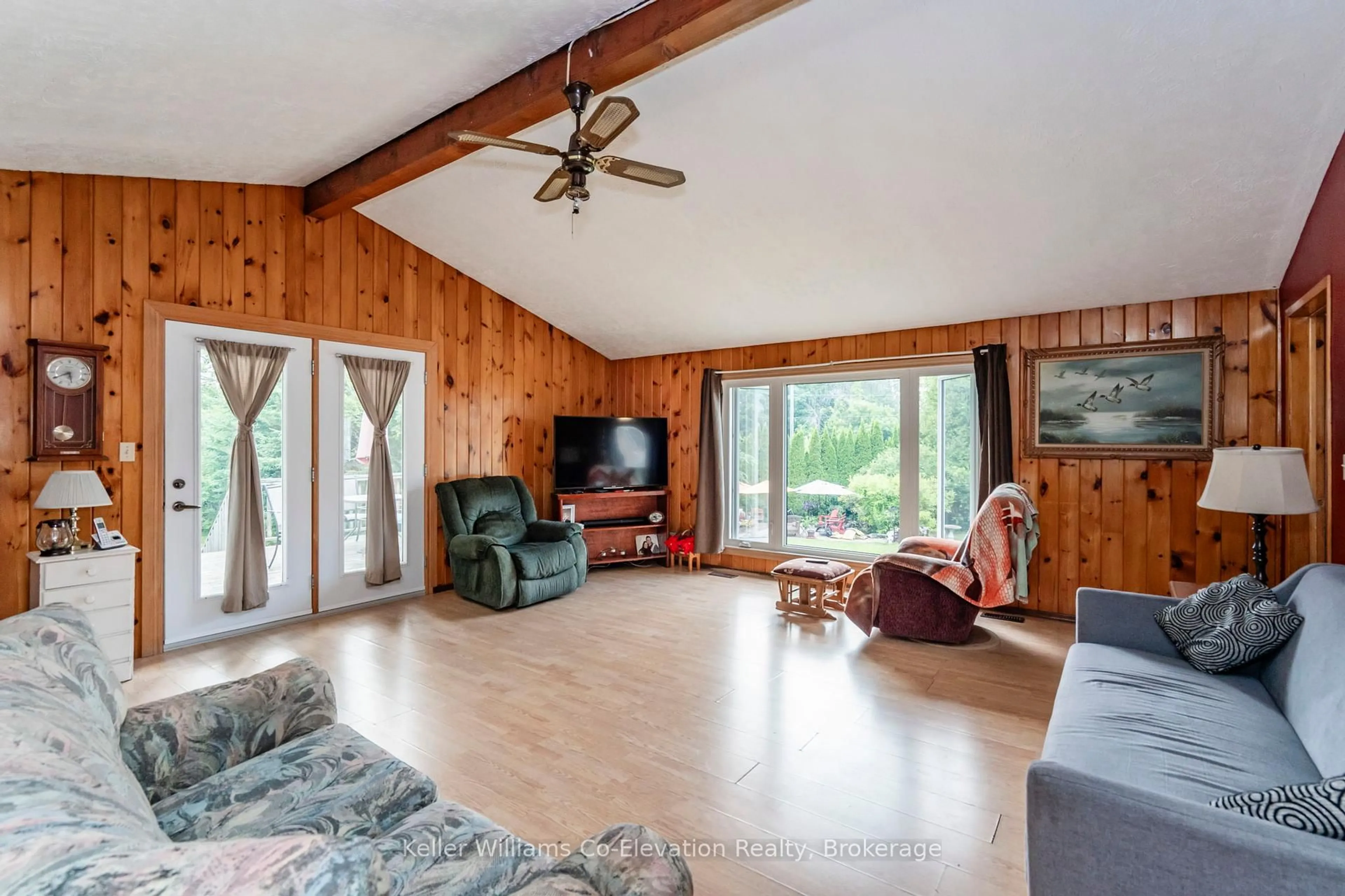 Living room with furniture, wood/laminate floor for 6 Dupuis Dr, Penetanguishene Ontario L9M 1P1