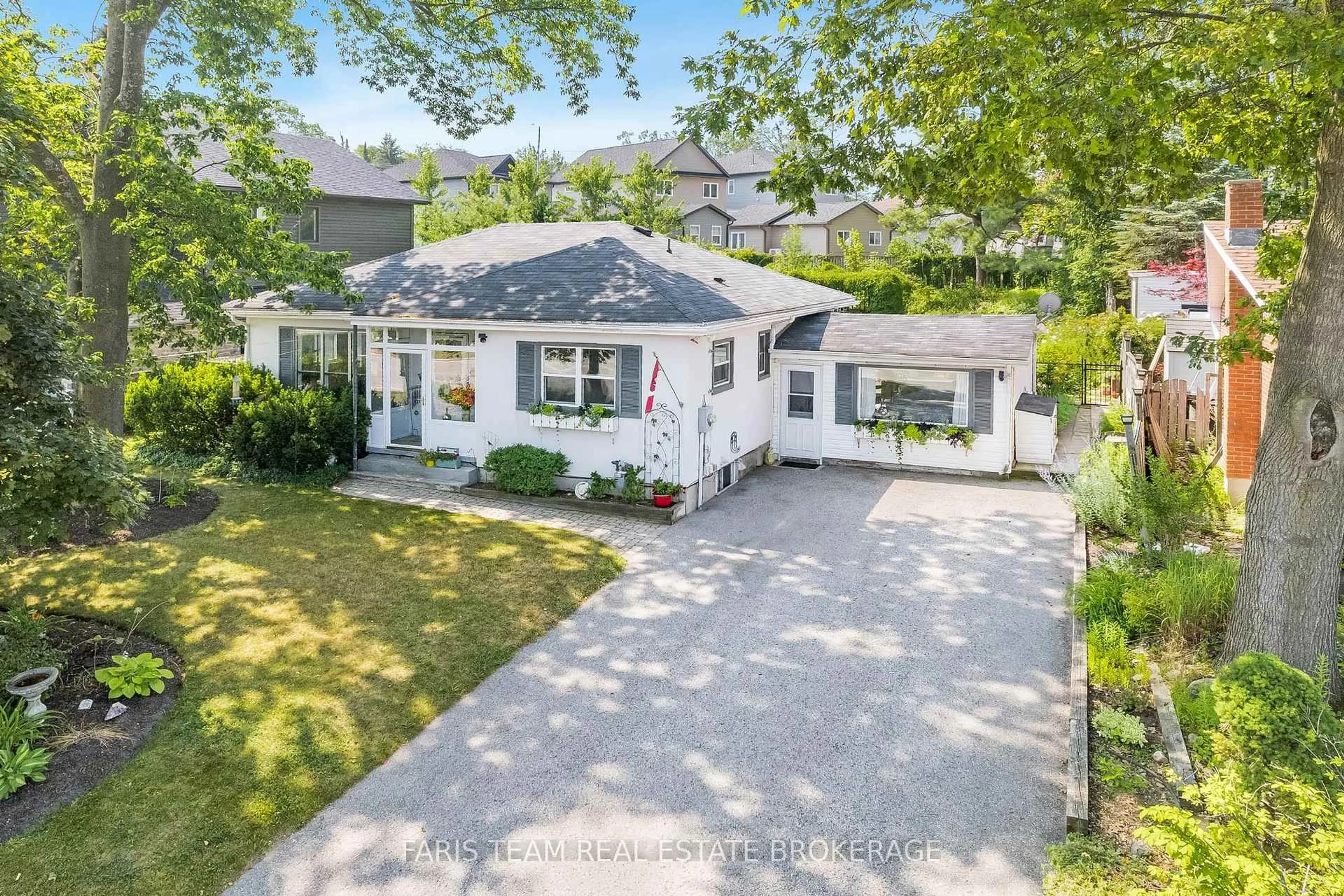 A pic from outside/outdoor area/front of a property/back of a property/a pic from drone, street for 302 Sunnidale Rd, Barrie Ontario L4N 5P2