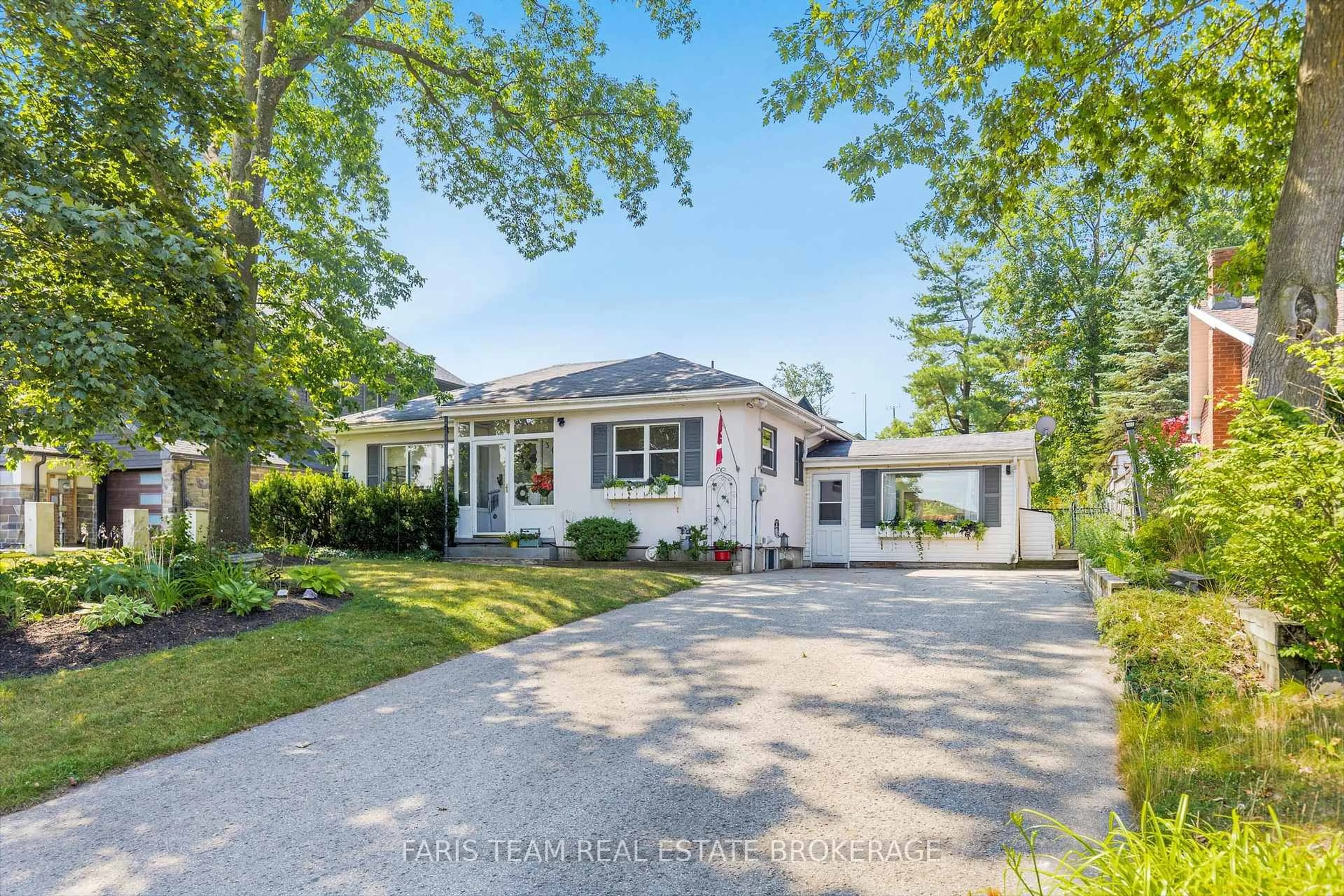A pic from outside/outdoor area/front of a property/back of a property/a pic from drone, street for 302 Sunnidale Rd, Barrie Ontario L4N 5P2