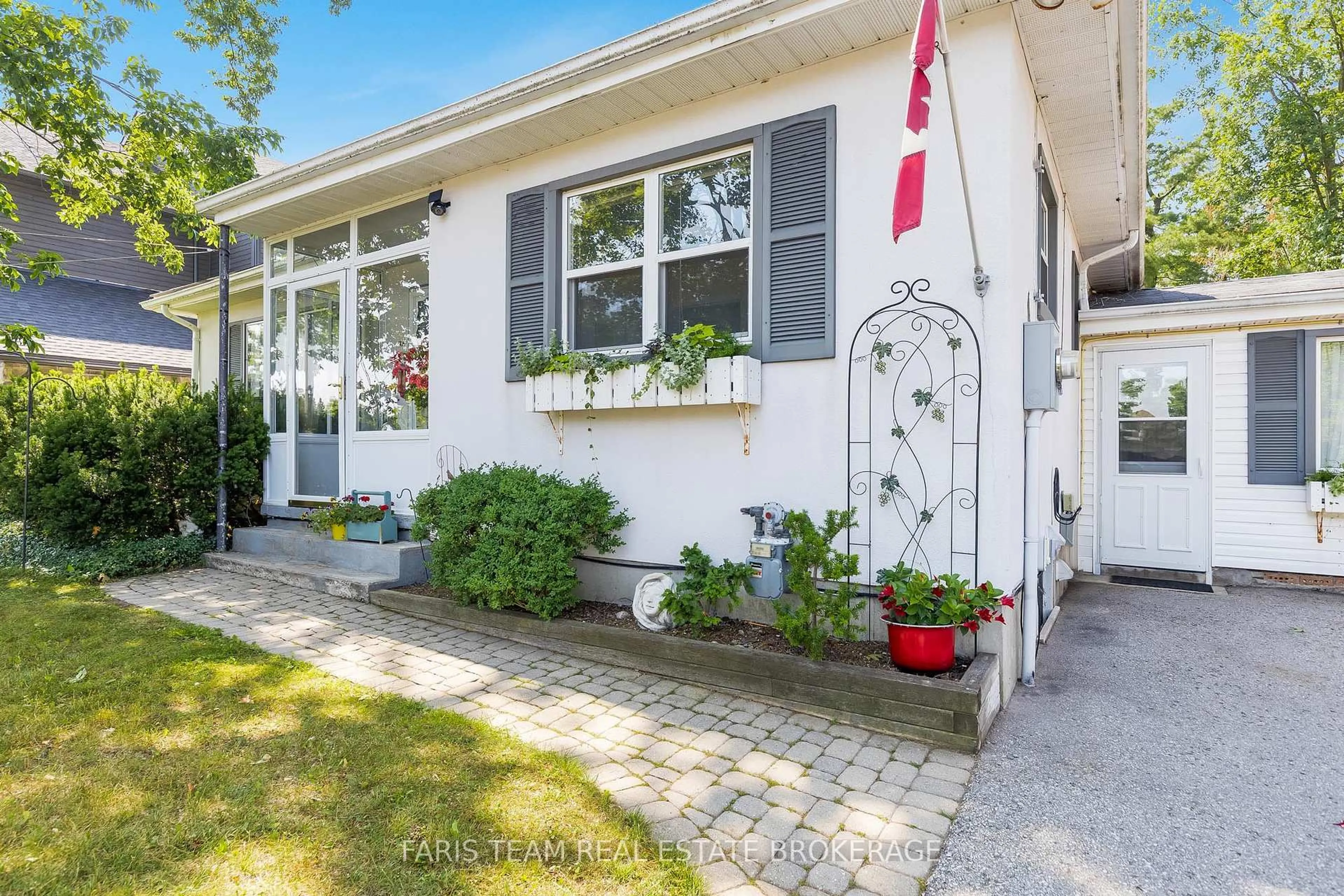 Home with vinyl exterior material, street for 302 Sunnidale Rd, Barrie Ontario L4N 5P2