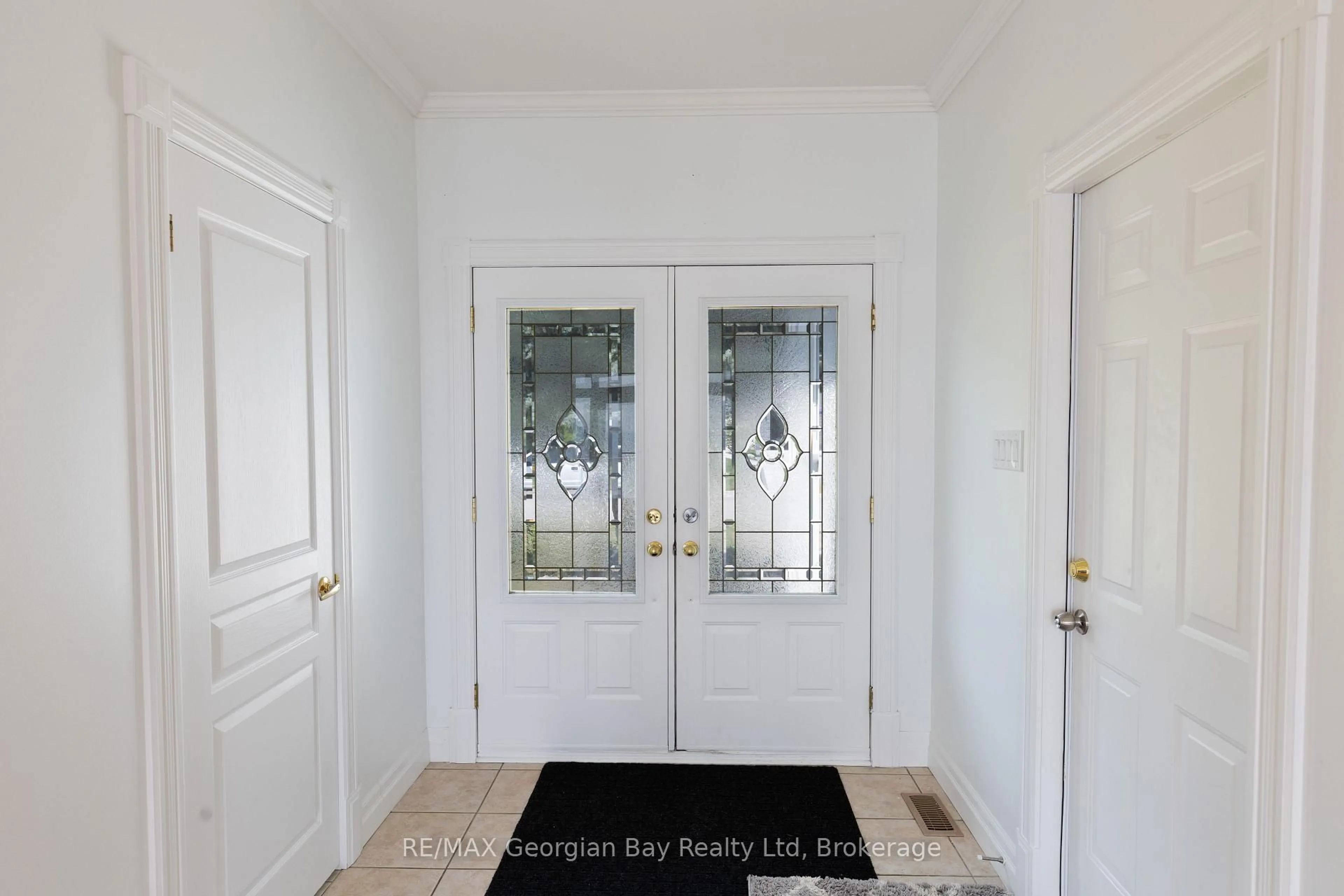 Indoor entryway for 369 Aberdeen Blvd, Midland Ontario L4R 5M9