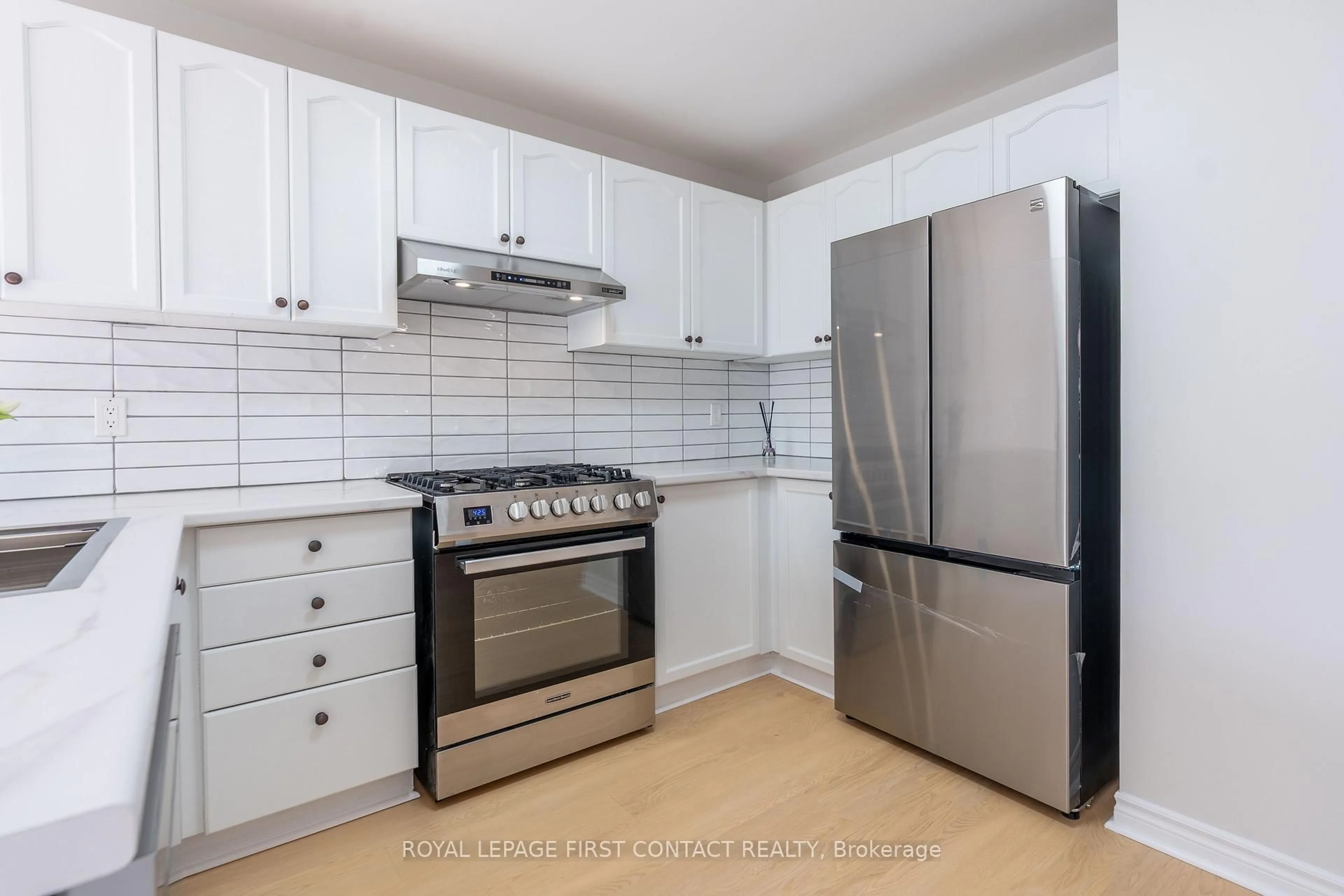 Standard kitchen, unknown for 106 Tunbridge Rd, Barrie Ontario L4M 6T1