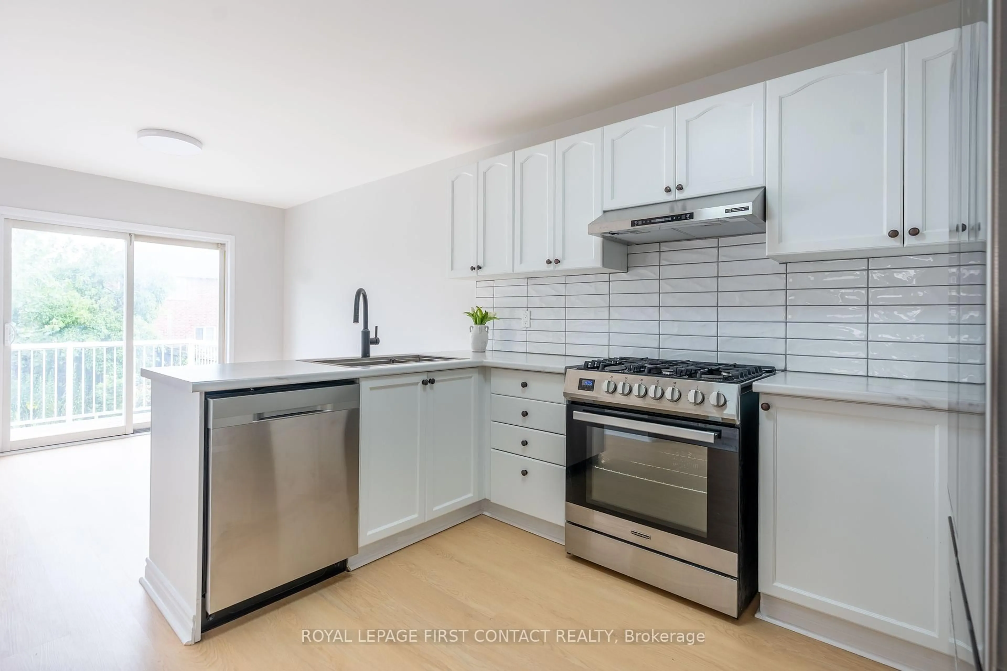Standard kitchen, unknown for 106 Tunbridge Rd, Barrie Ontario L4M 6T1