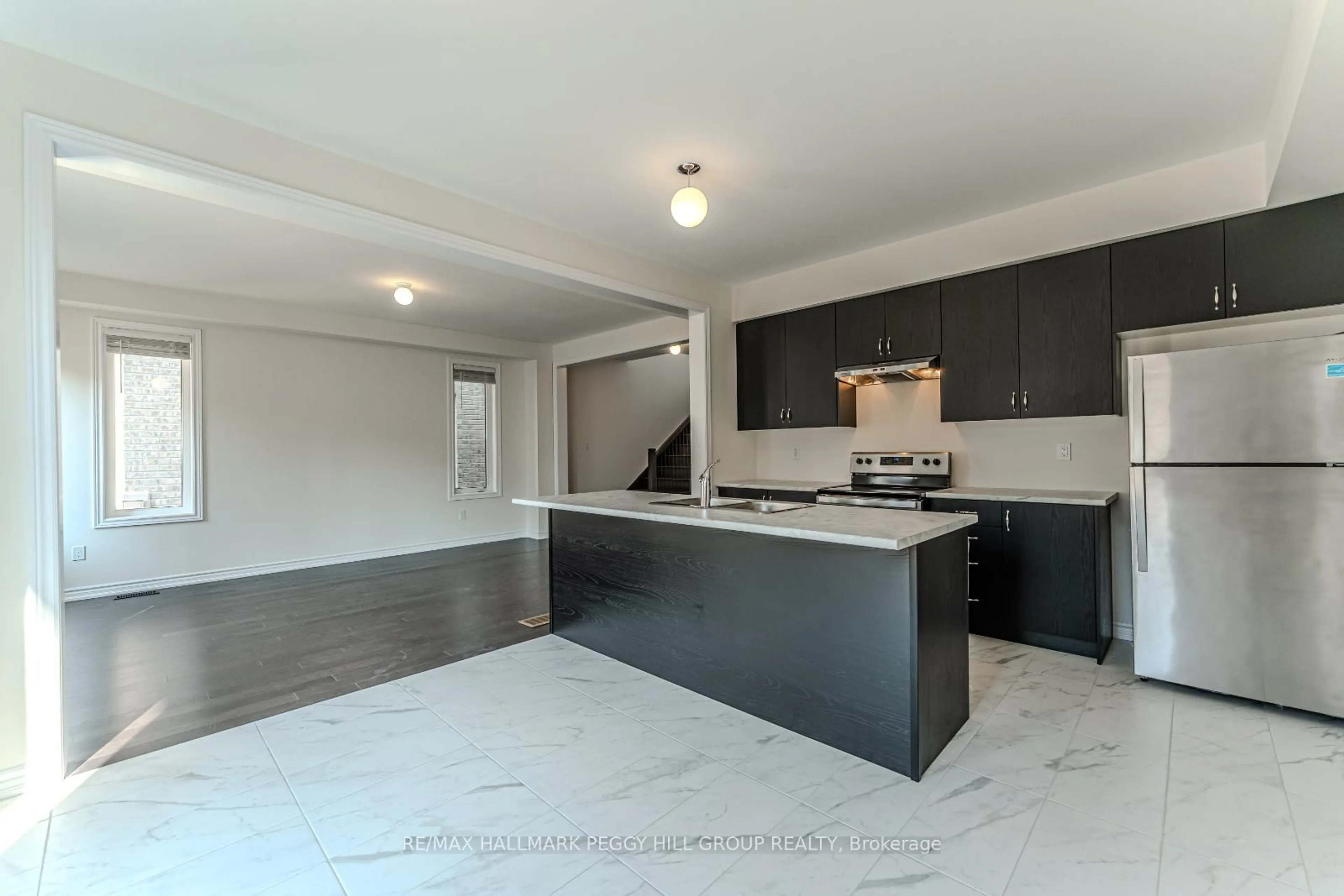 Open concept kitchen, ceramic/tile floor for 152 Nottingham Rd, Barrie Ontario L9S 2Z8