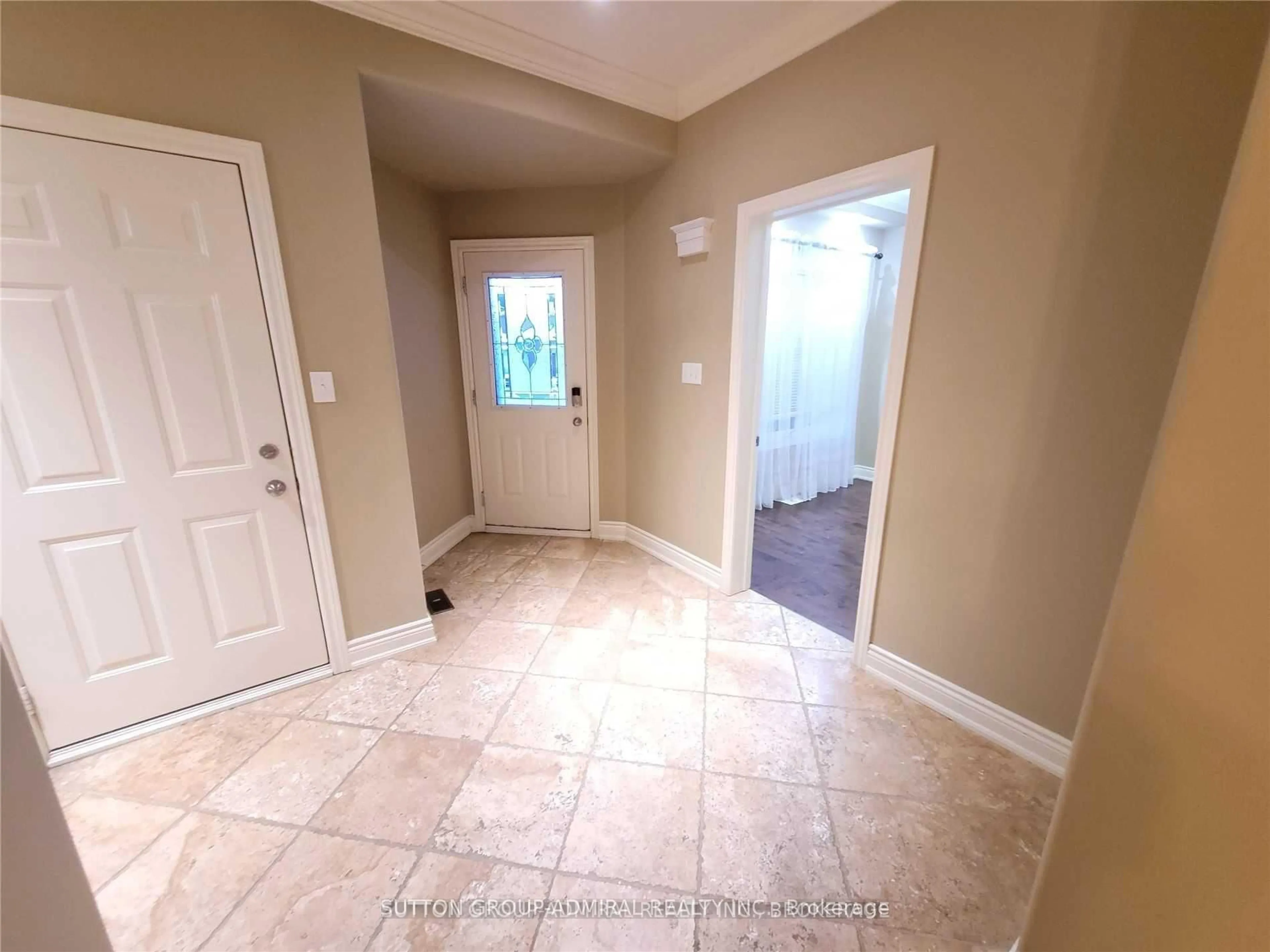Indoor entryway for 62 Dunnett Dr, Barrie Ontario L4N 0J6