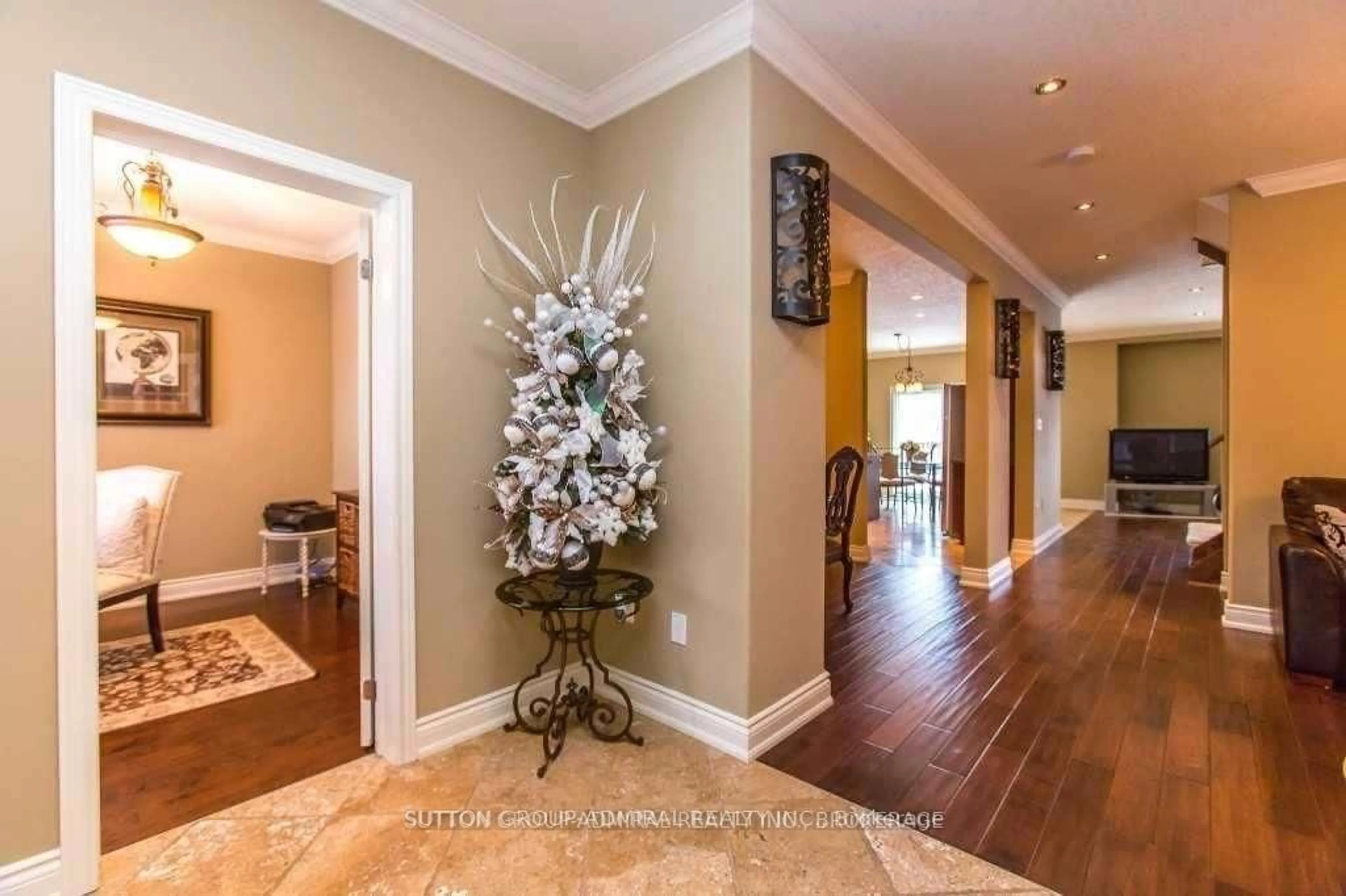 Indoor foyer for 62 Dunnett Dr, Barrie Ontario L4N 0J6