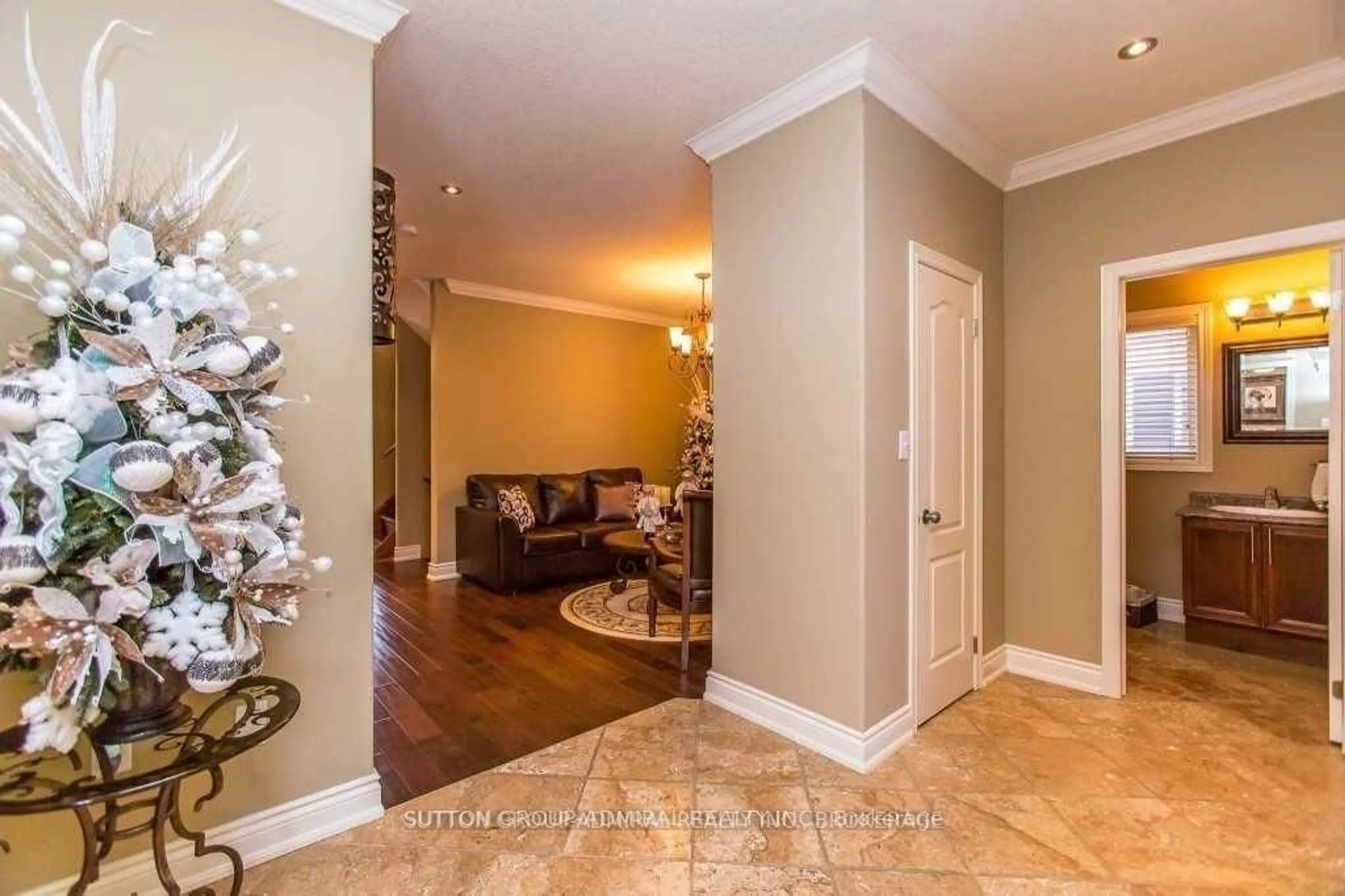 Indoor entryway for 62 Dunnett Dr, Barrie Ontario L4N 0J6