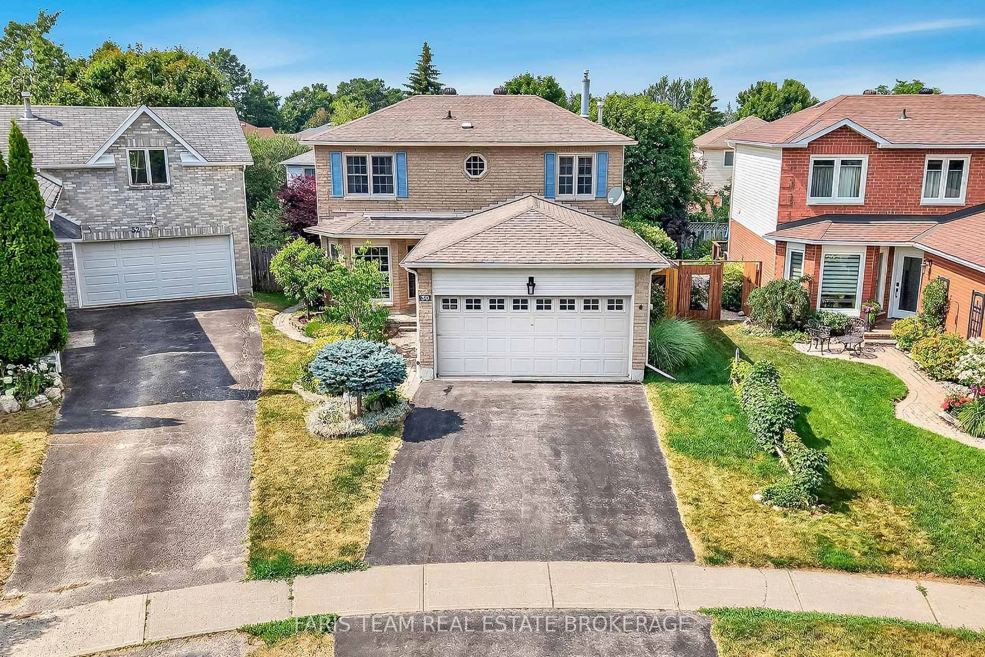 A pic from outside/outdoor area/front of a property/back of a property/a pic from drone, street for 30 Ward Dr, Barrie Ontario L4N 7N9