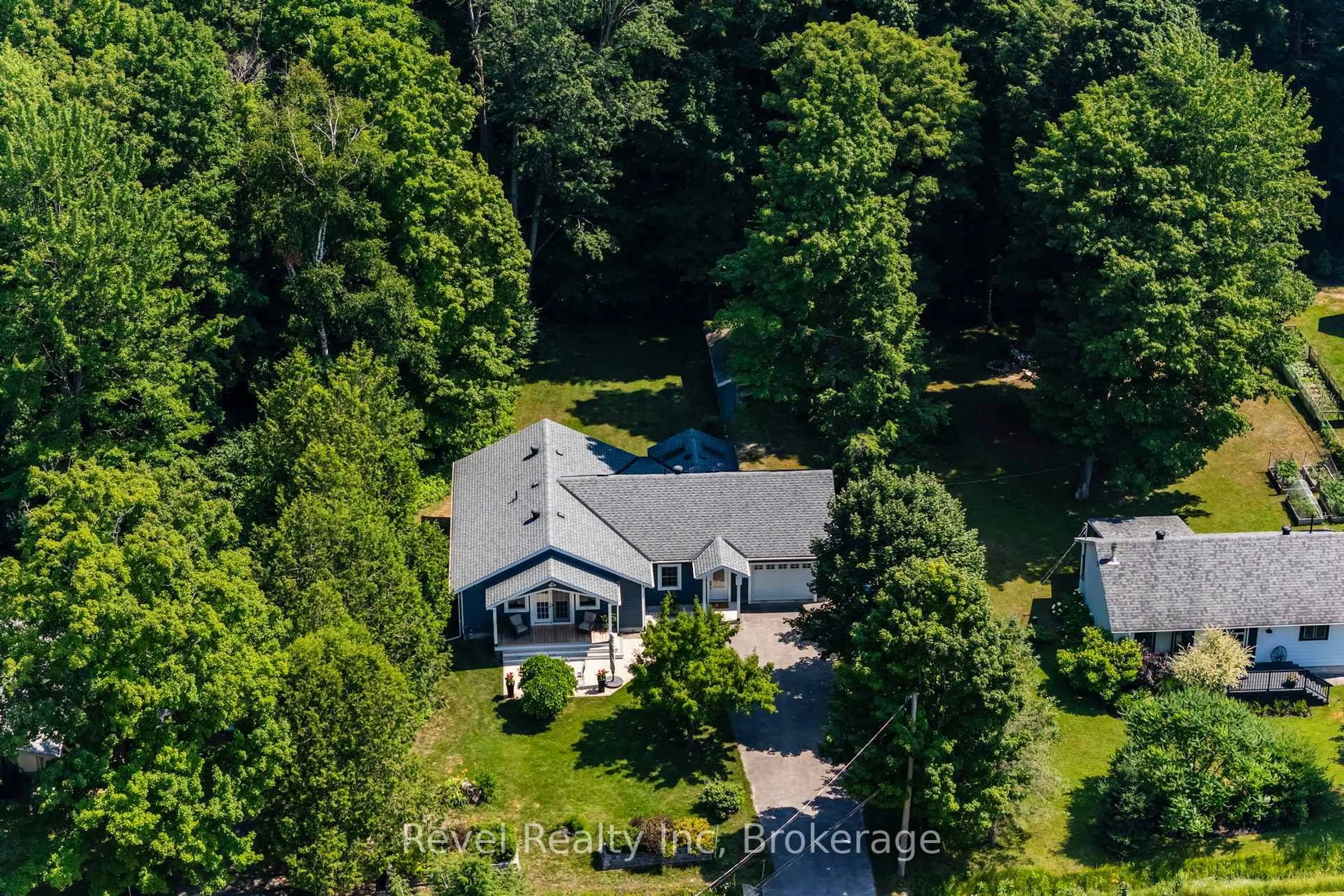A pic from outside/outdoor area/front of a property/back of a property/a pic from drone, unknown for 33 Belcourt Cres, Tiny Ontario L9M 0M7