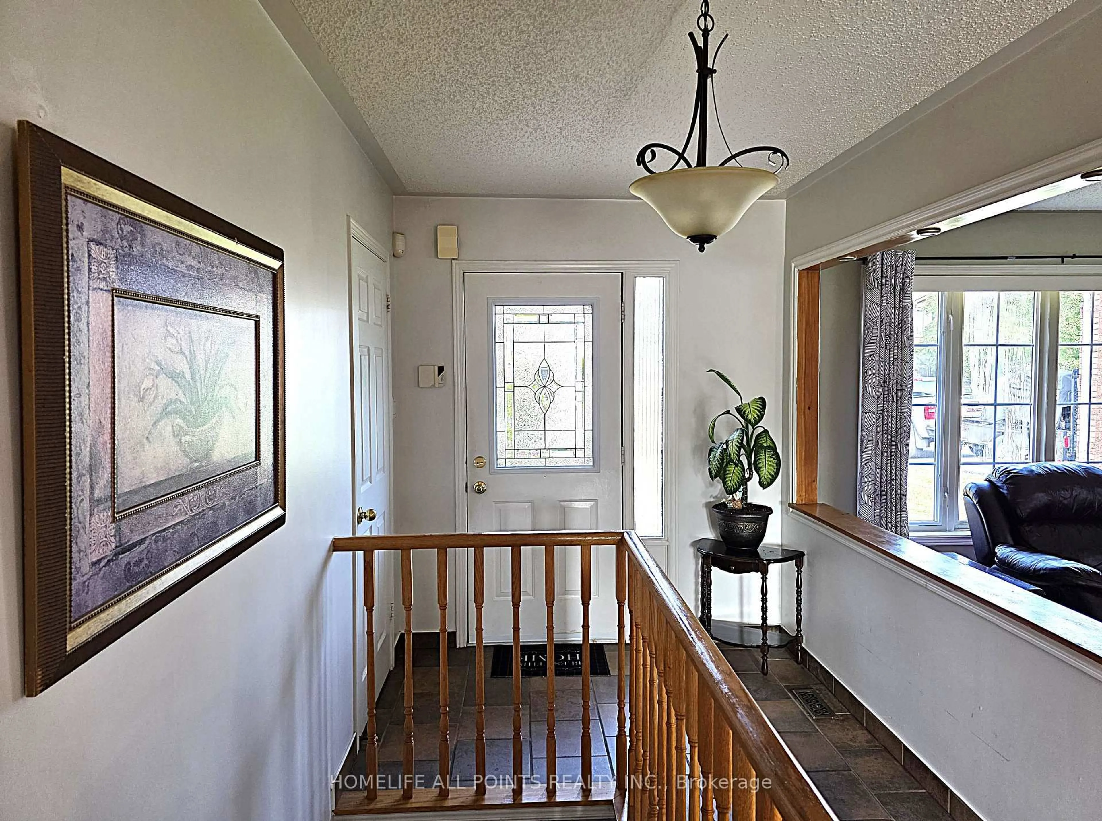 Indoor entryway for 32 CARTER Cres, Orillia Ontario L3V 7S2