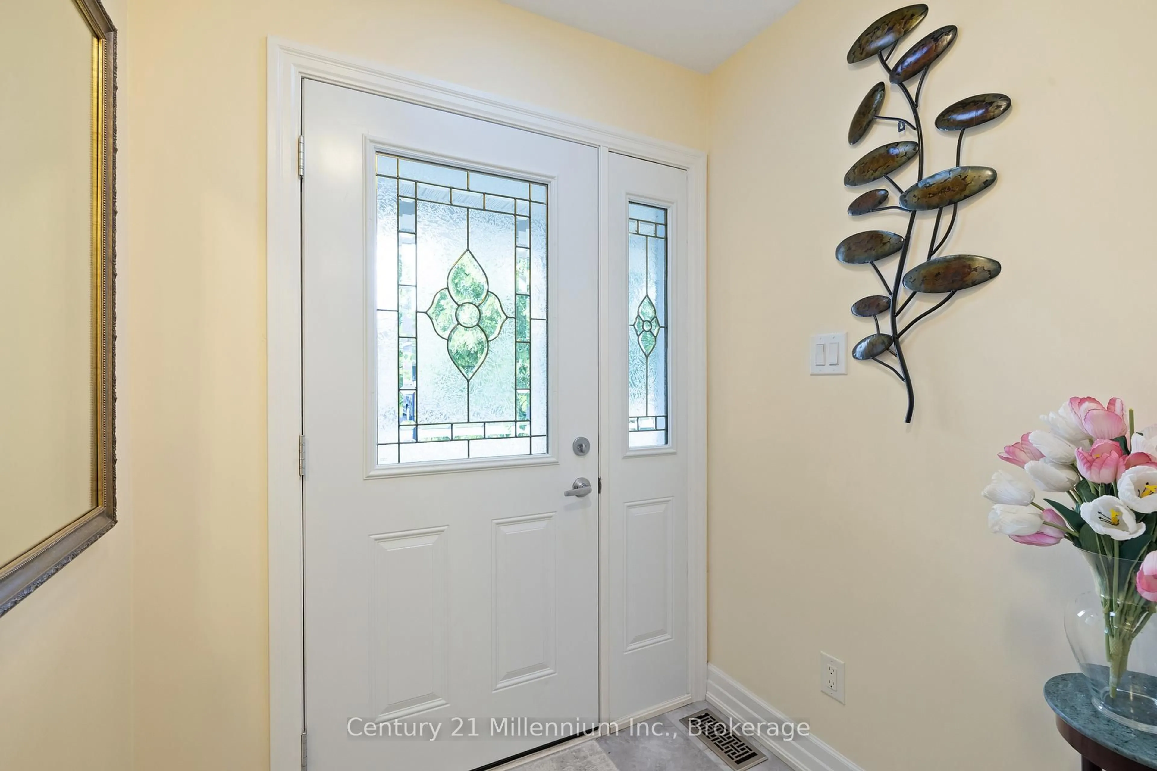 Indoor entryway for 9 Garden Grove Cres, Wasaga Beach Ontario L9Z 0E6