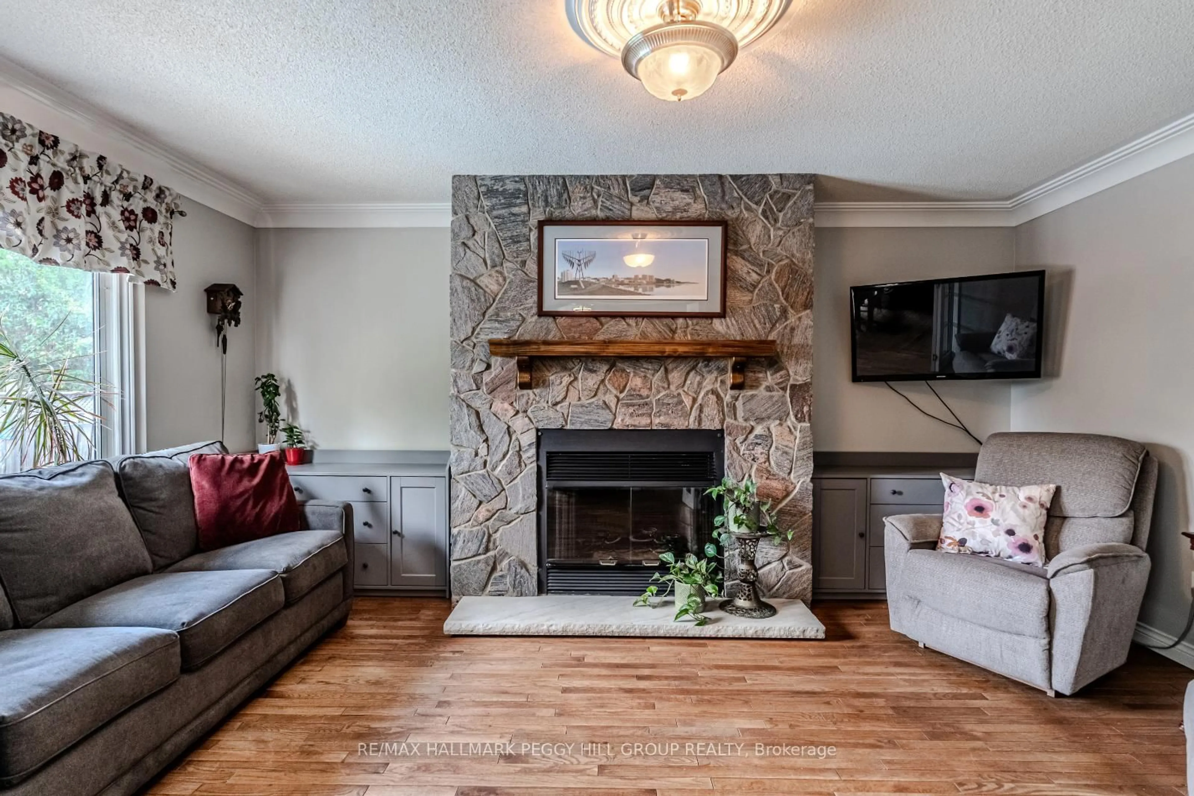 Living room with furniture, unknown for 8 River Ridge Rd, Barrie Ontario L4N 7G3