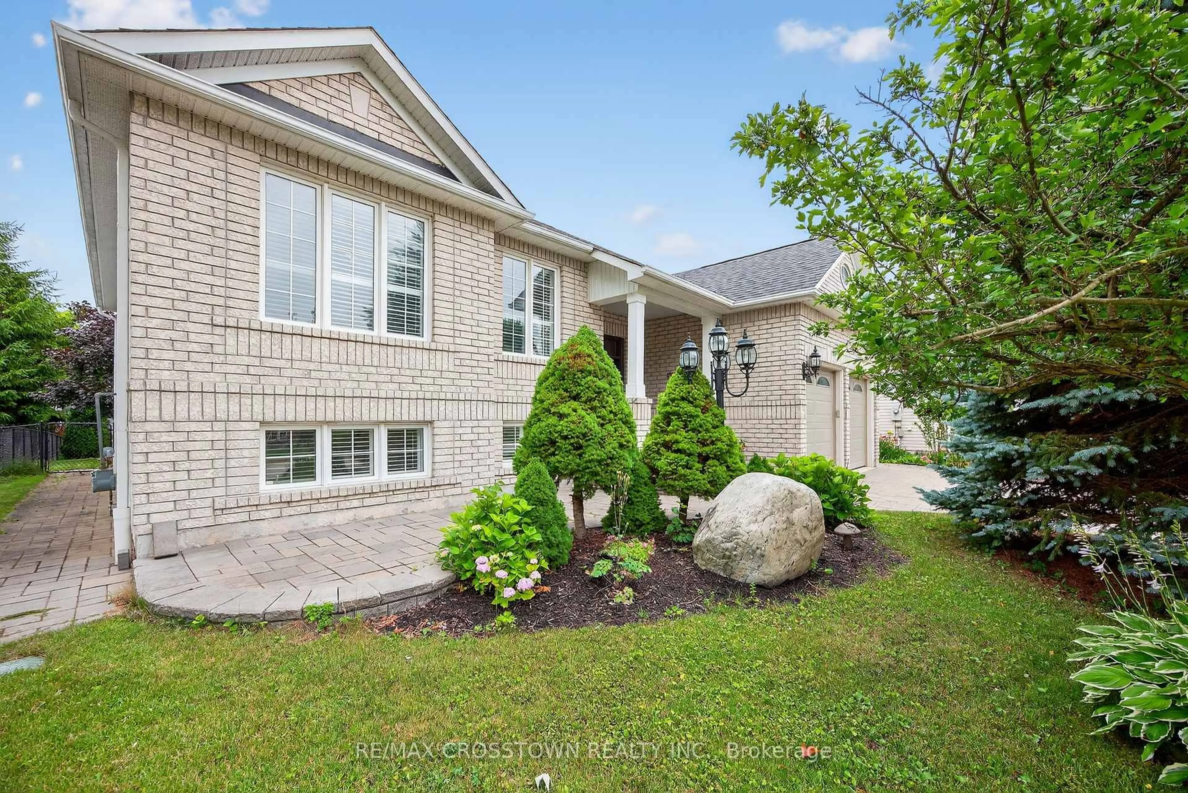 Home with brick exterior material, street for 11 NORTHWOOD Dr, Wasaga Beach Ontario L9Z 3B5