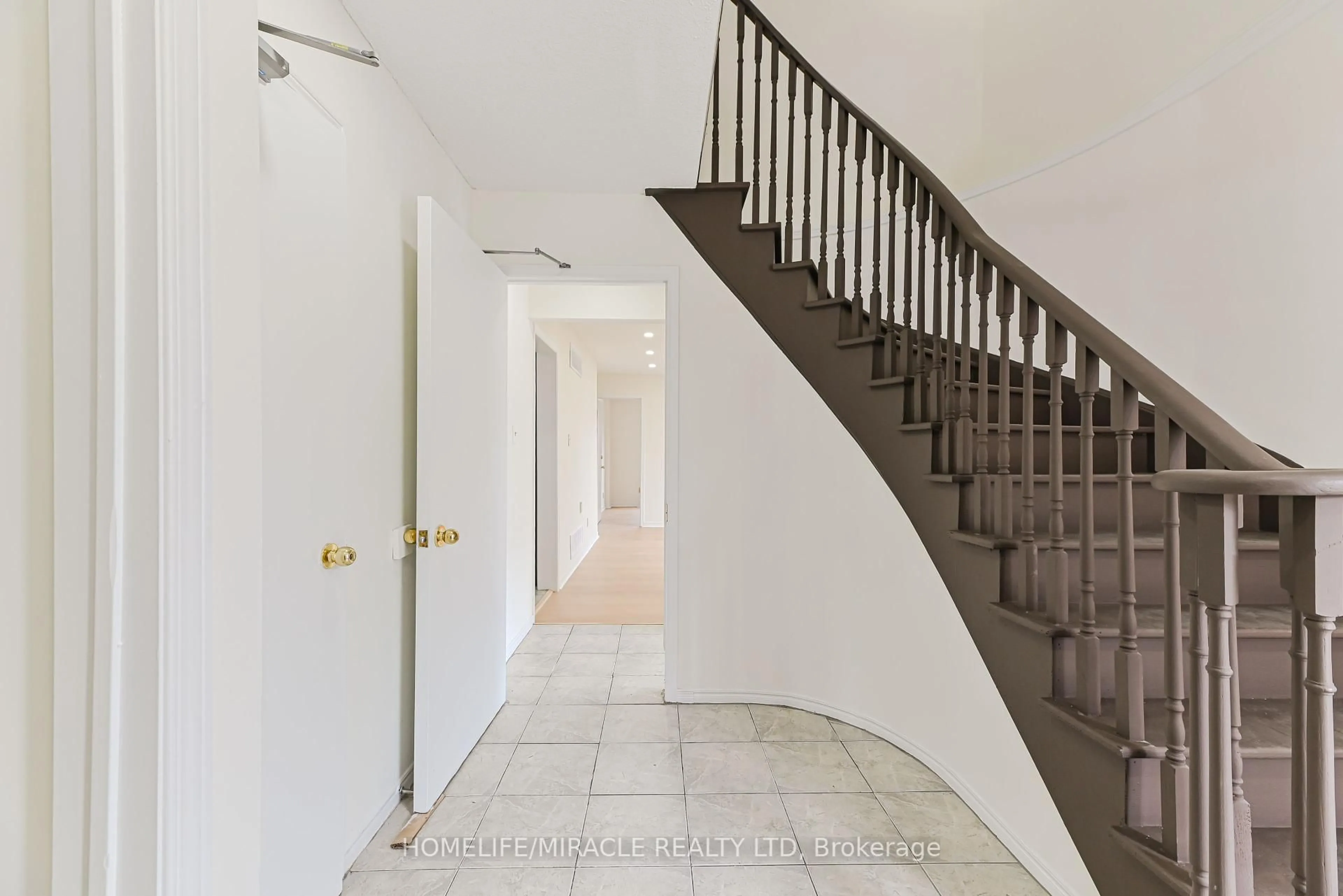 Indoor foyer for 40 Blair Cres, Barrie Ontario L4M 5Y6