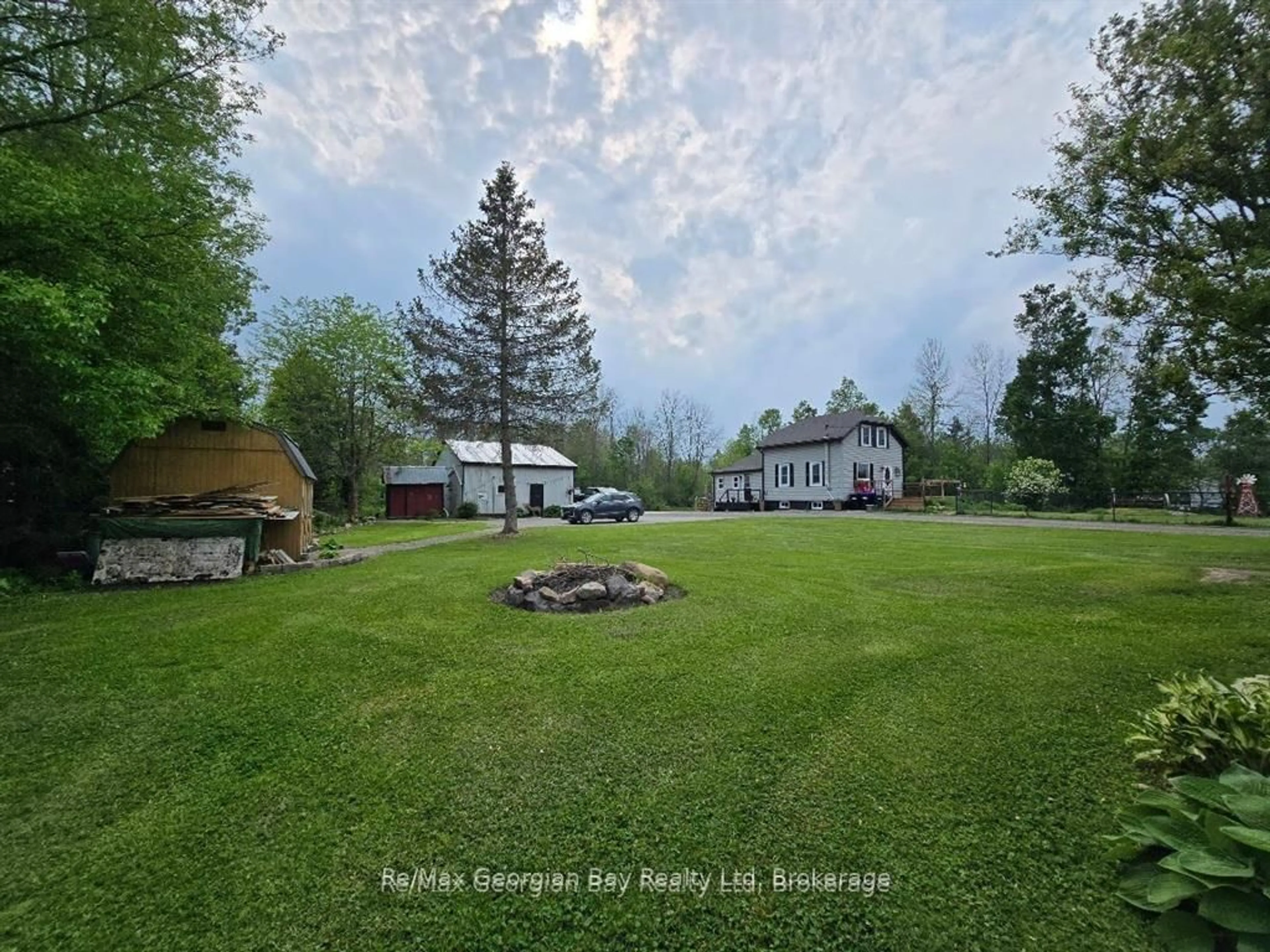 A pic from outside/outdoor area/front of a property/back of a property/a pic from drone, unknown for 2066 IRISH Line, Severn Ontario L0K 1E0