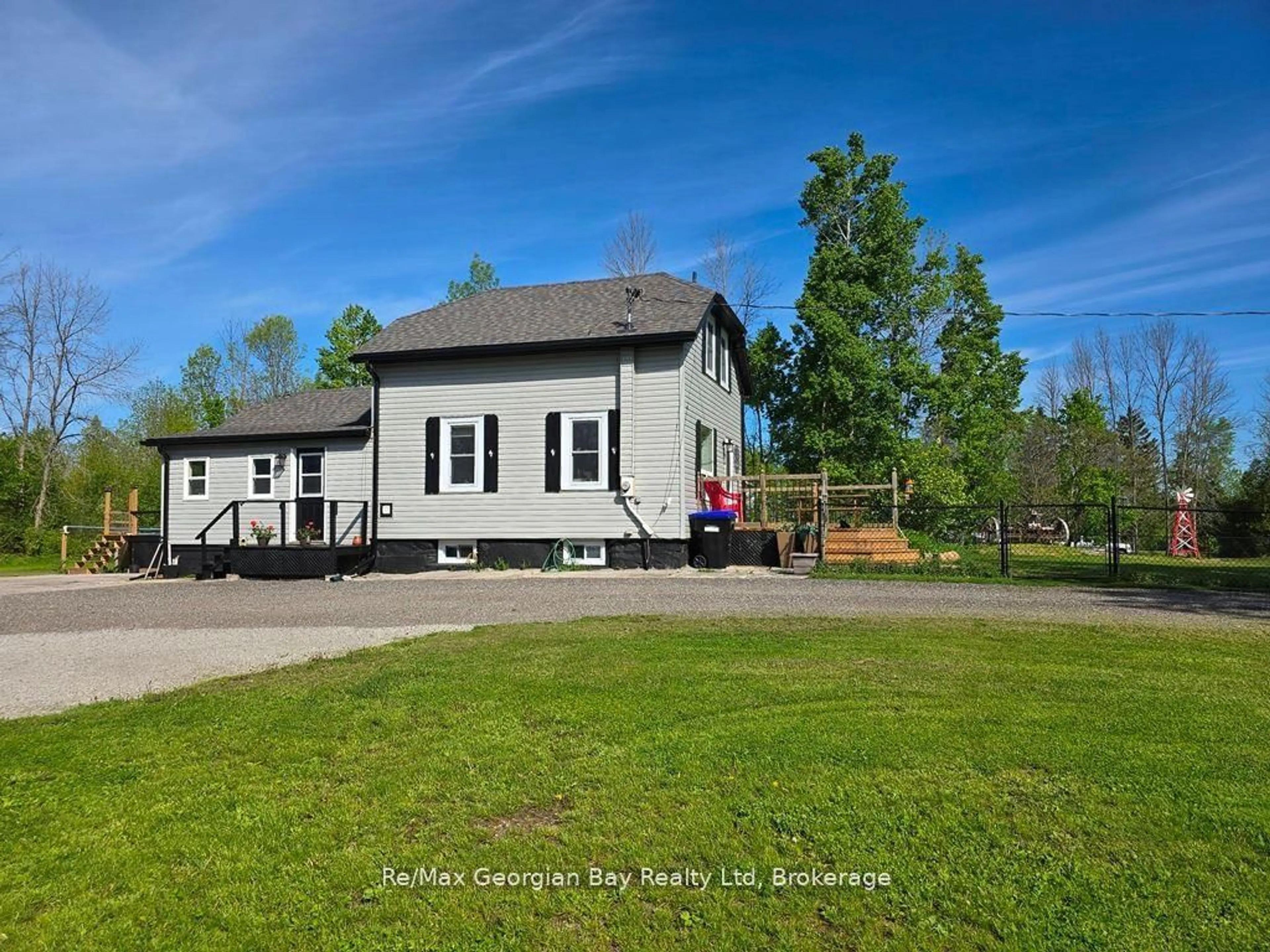 A pic from outside/outdoor area/front of a property/back of a property/a pic from drone, unknown for 2066 IRISH Line, Severn Ontario L0K 1E0