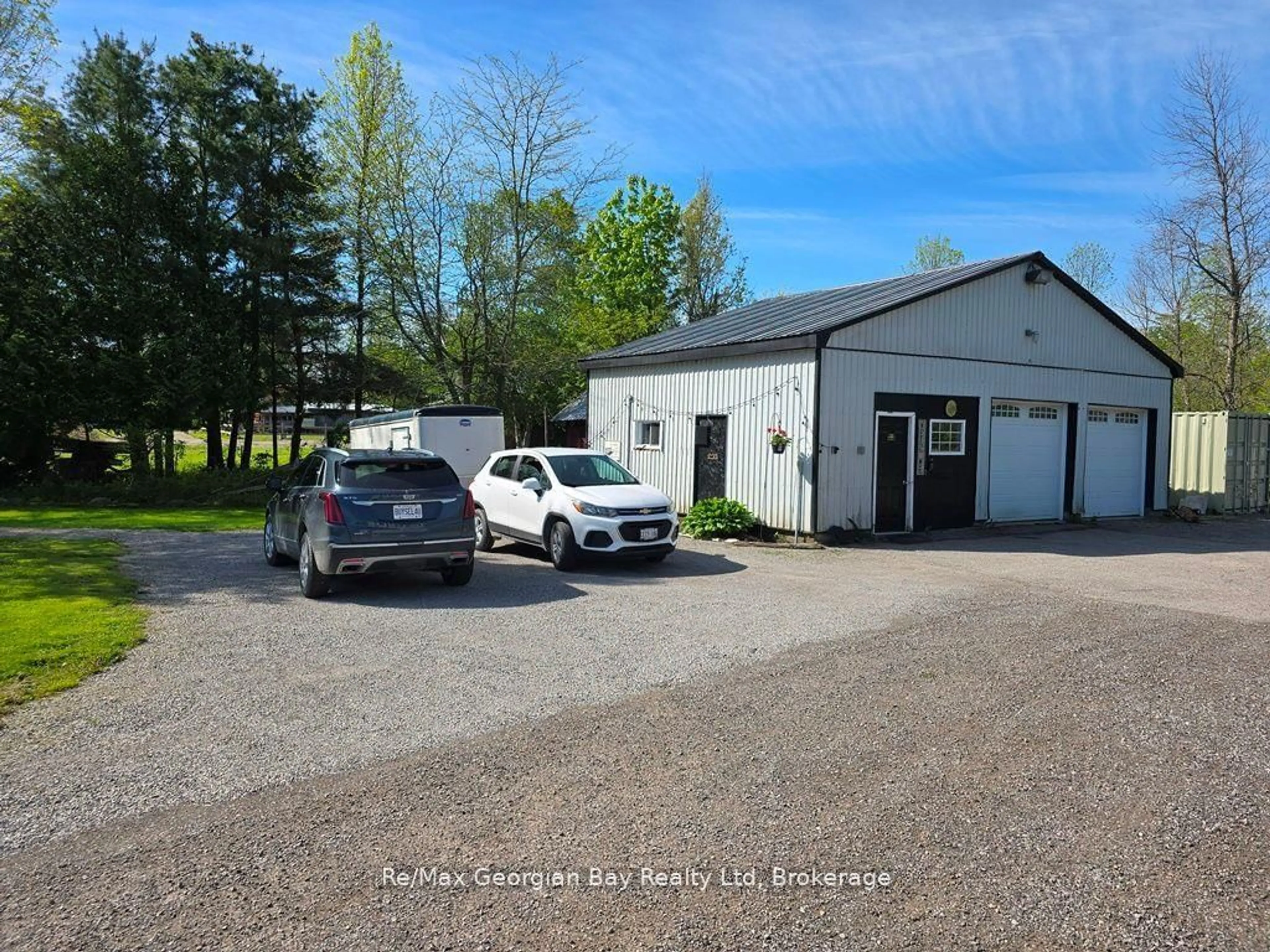 Indoor garage for 2066 IRISH Line, Severn Ontario L0K 1E0