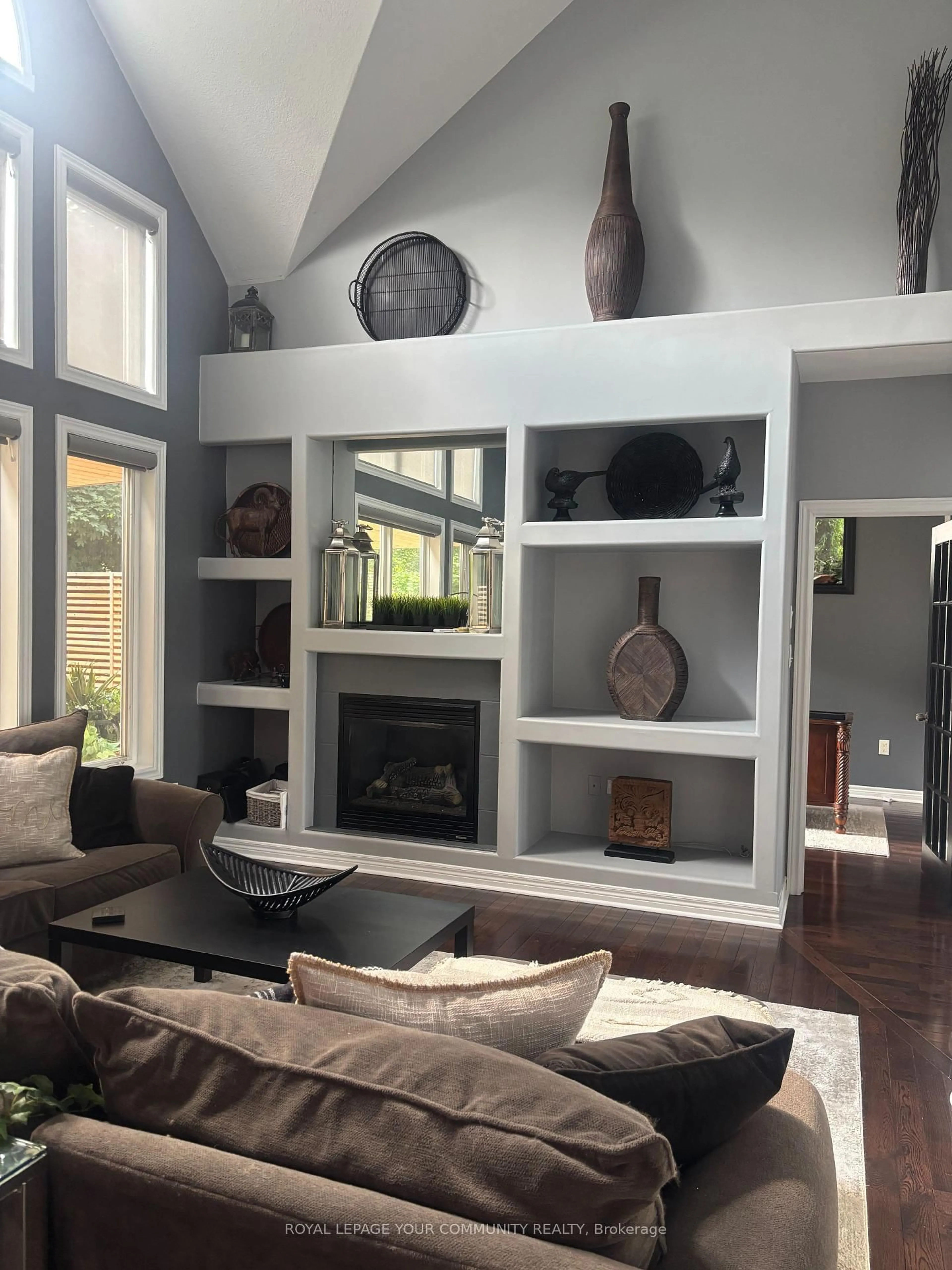 Living room with furniture, unknown for 72 Birkhall Pl, Barrie Ontario L4N 0K1