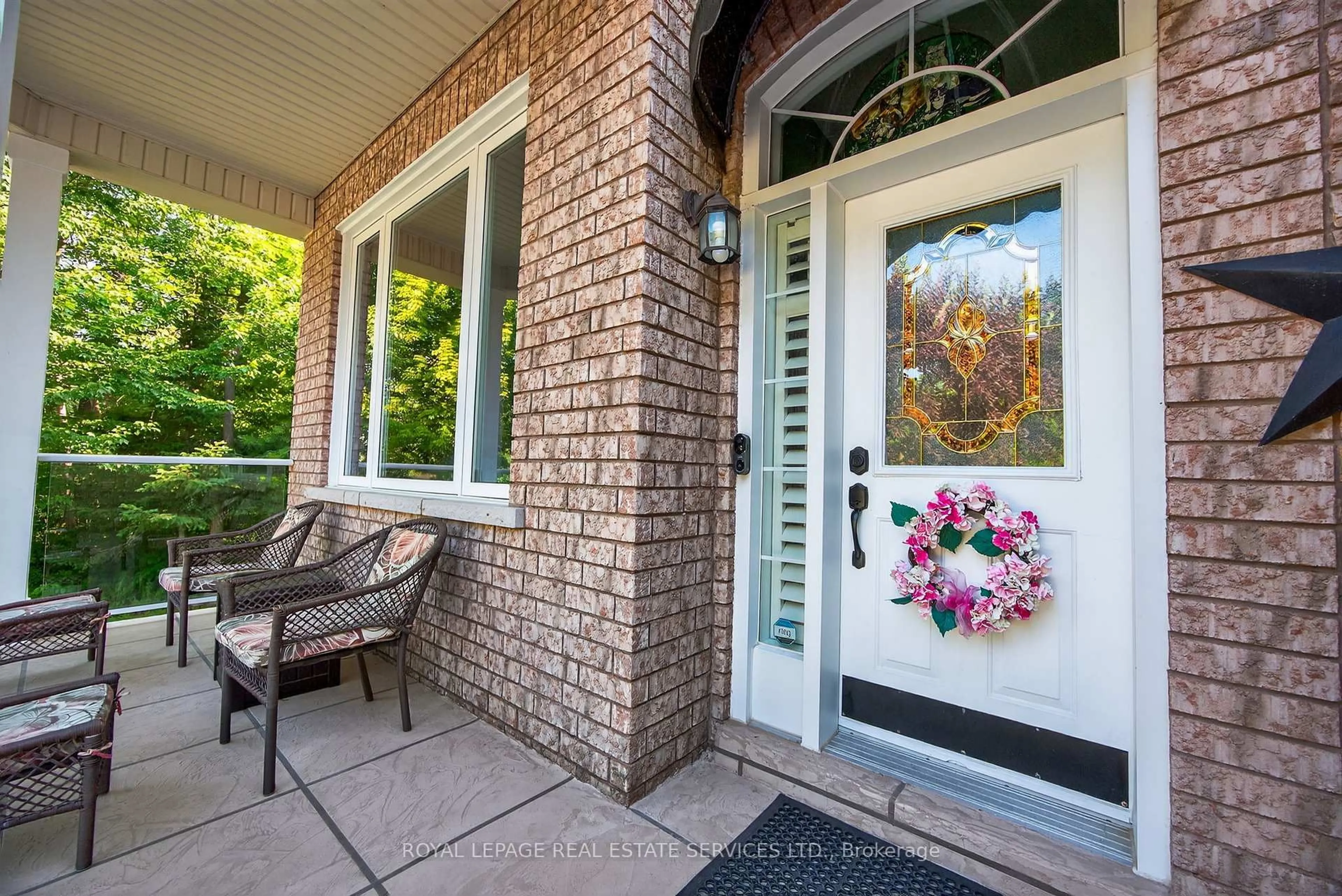 Indoor entryway for 17 Northwood Dr, Wasaga Beach Ontario L9Z 3B5