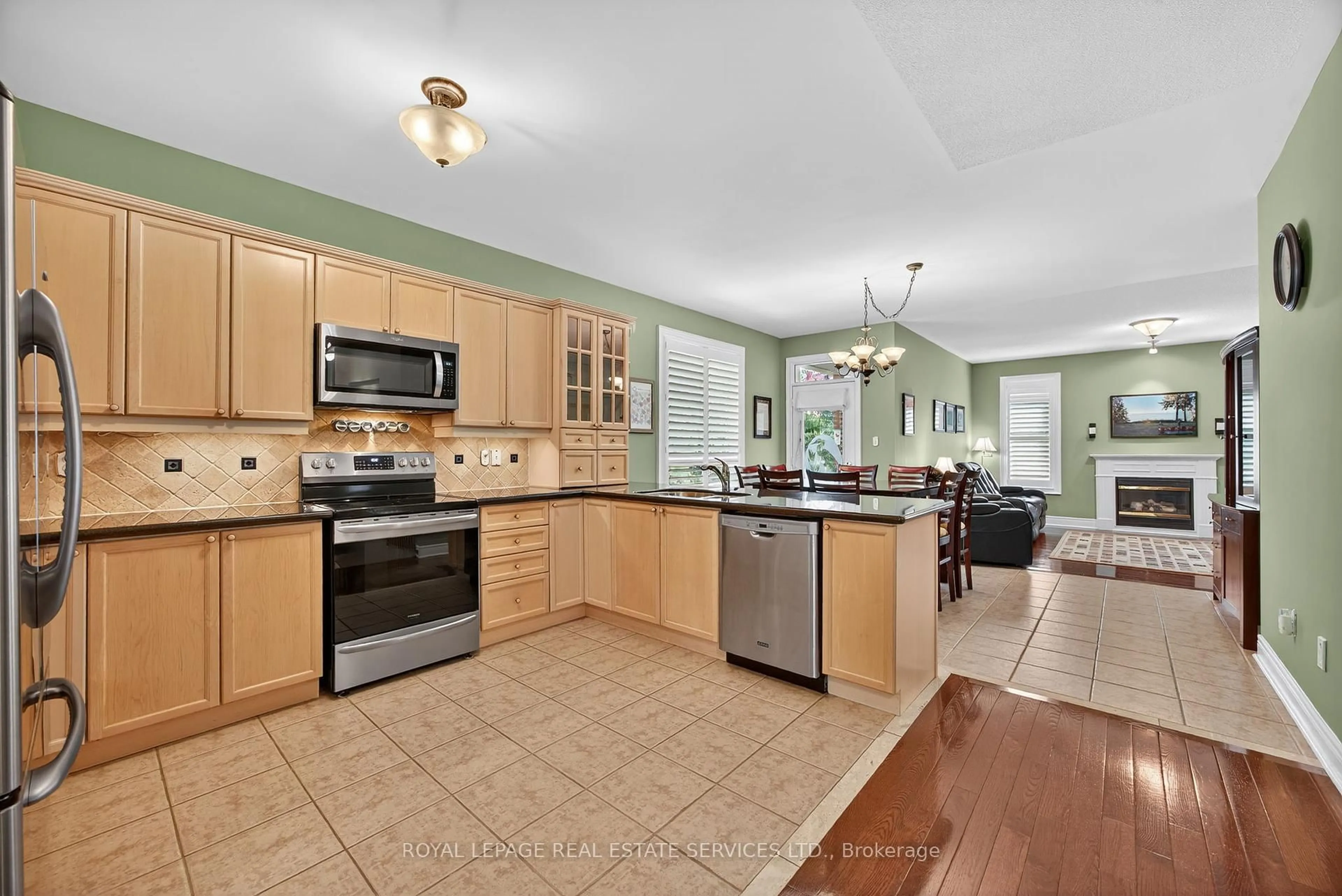 Open concept kitchen, ceramic/tile floor for 17 Northwood Dr, Wasaga Beach Ontario L9Z 3B5