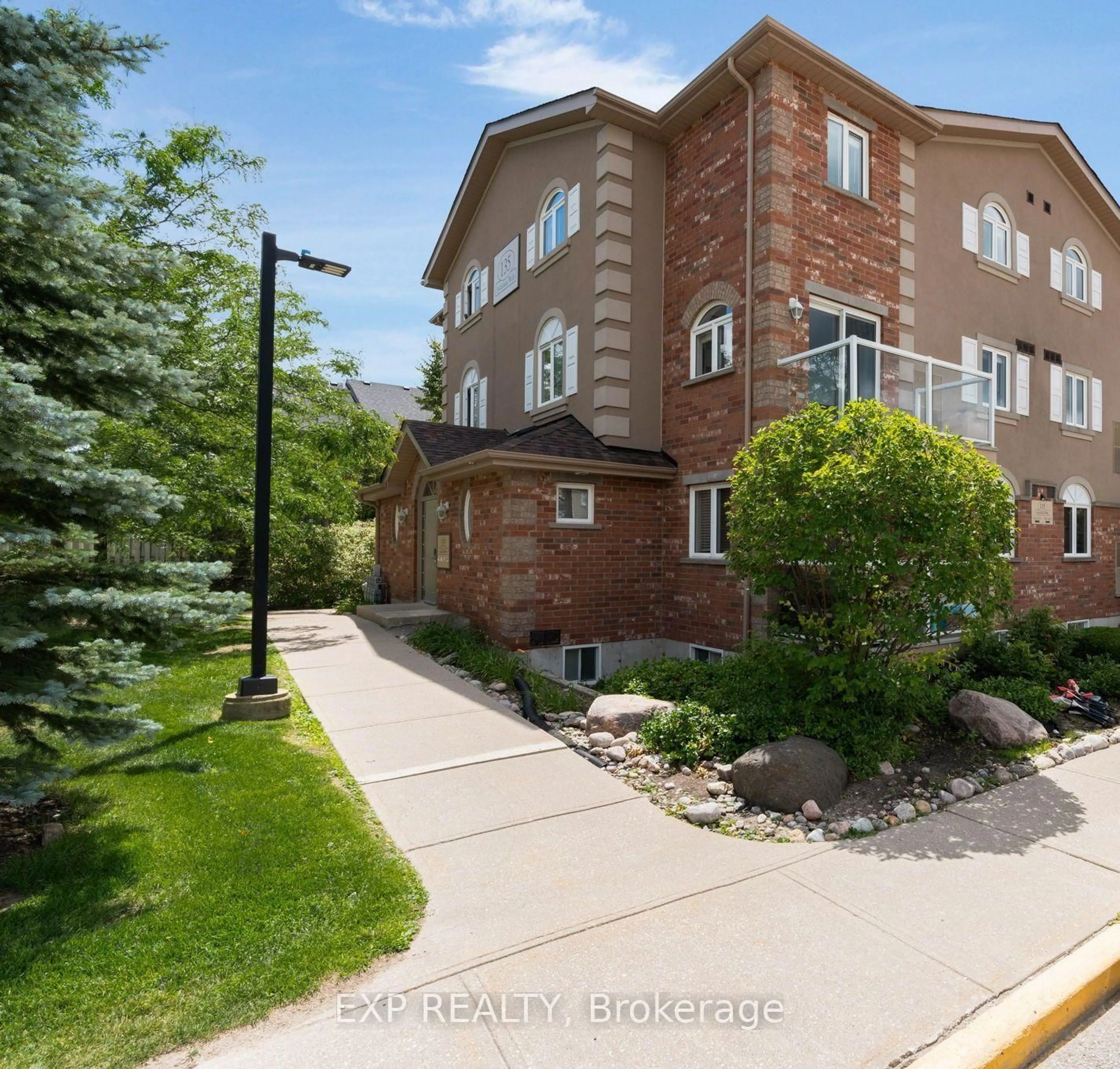Home with brick exterior material, street for 135 Sydenham Wells #3, Barrie Ontario L4M 0H3