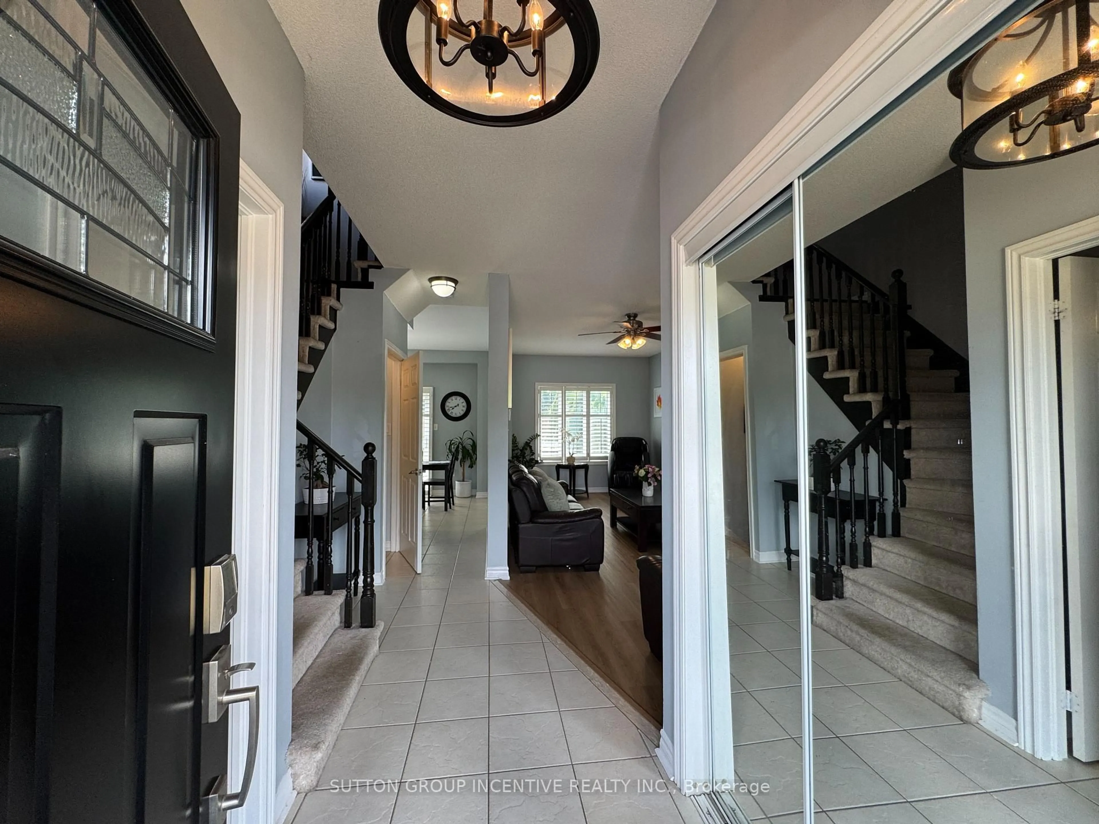 Indoor entryway for 269 Country Lane, Barrie Ontario L4N 0Y3
