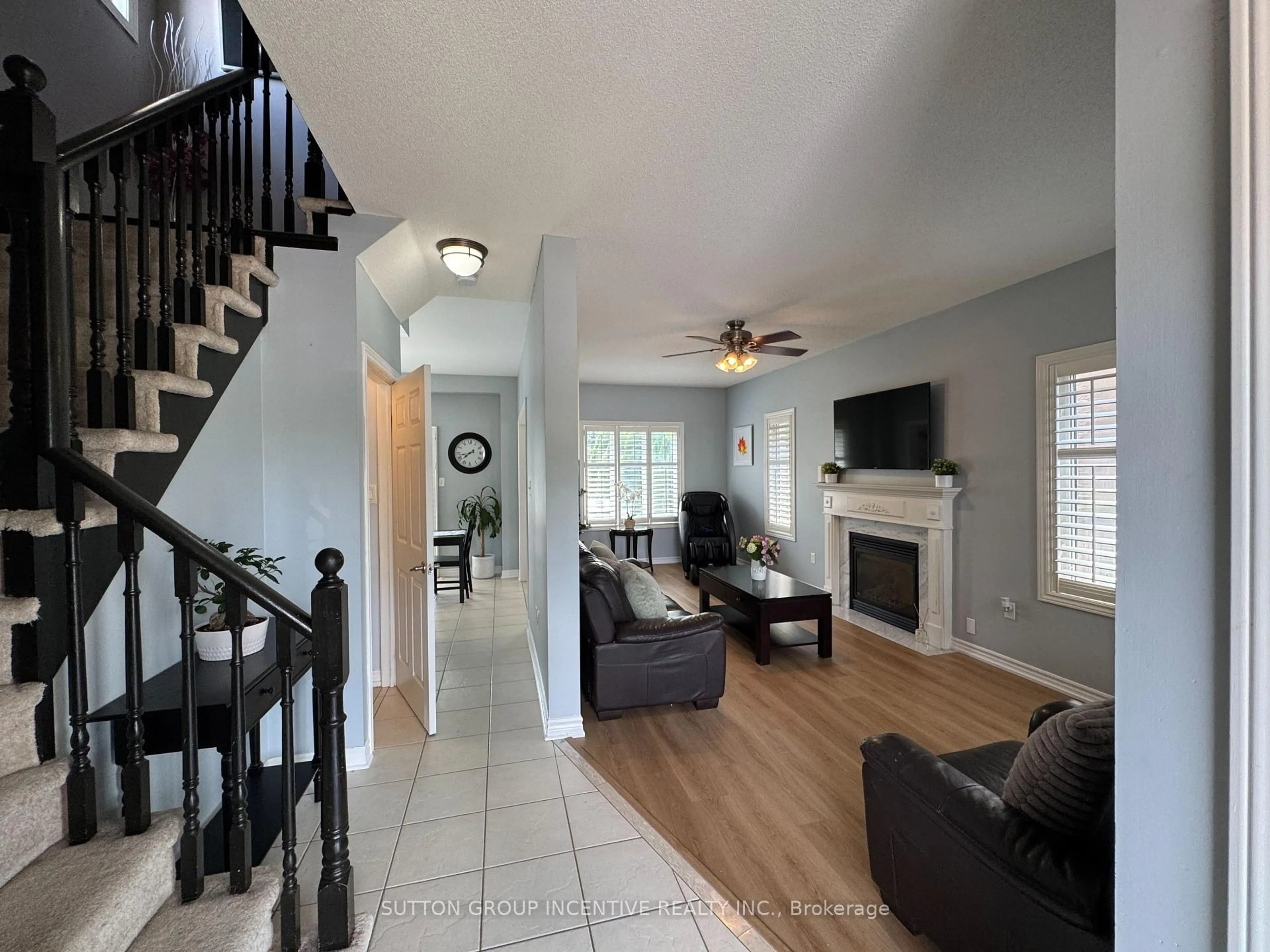 Living room with furniture, unknown for 269 Country Lane, Barrie Ontario L4N 0Y3