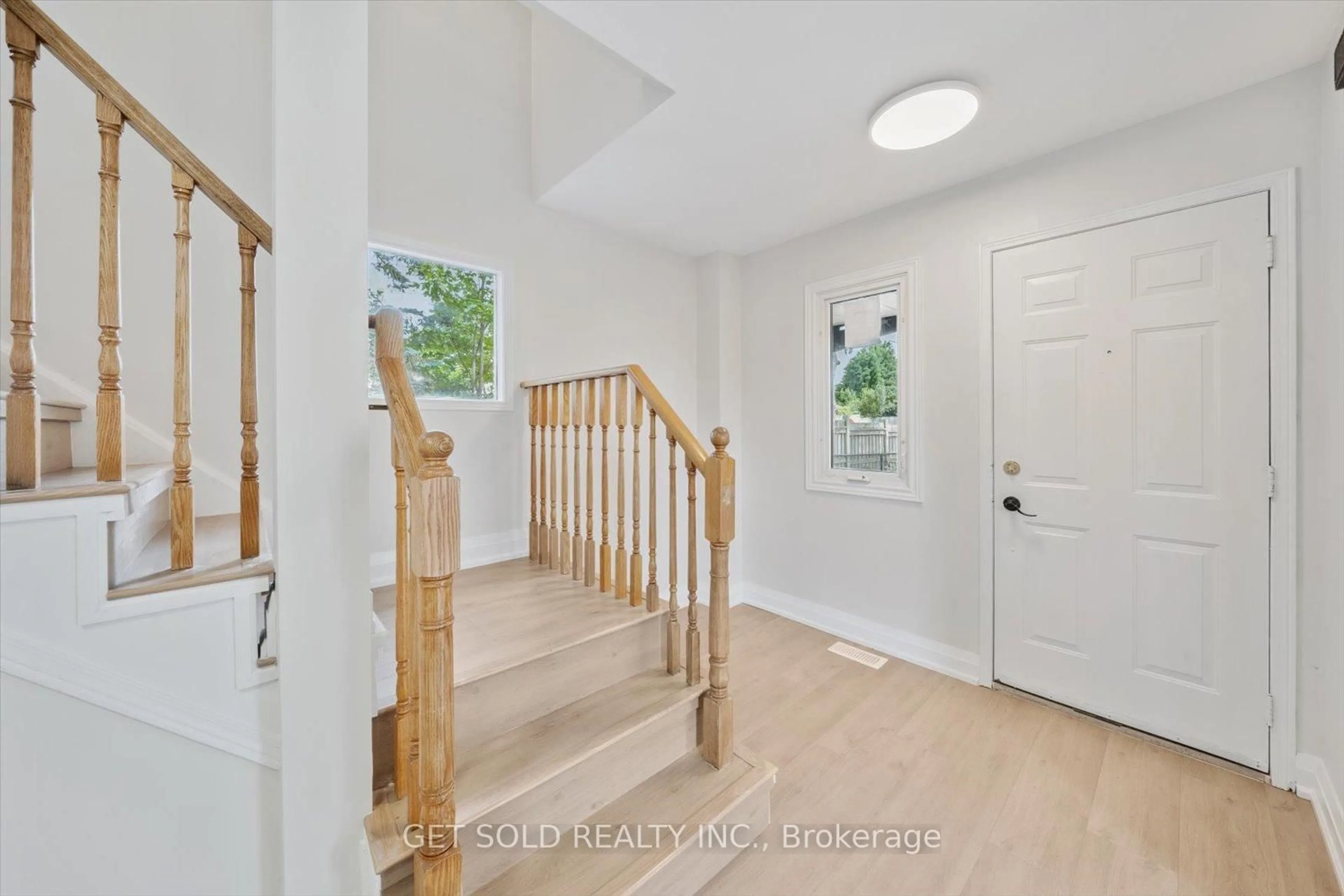 Indoor entryway for 232 Kozlov St, Barrie Ontario L4N 7H6