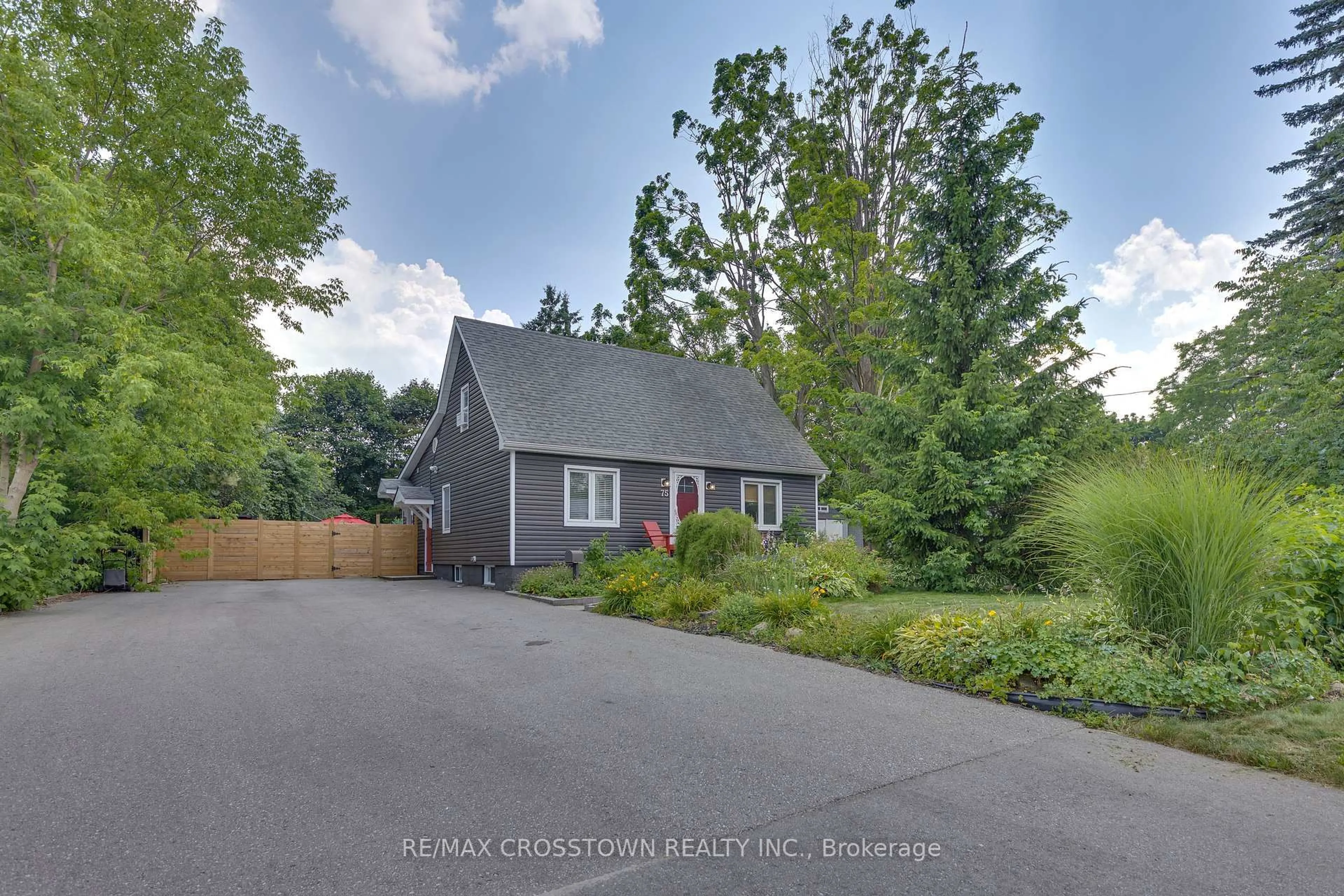 A pic from outside/outdoor area/front of a property/back of a property/a pic from drone, street for 75 Gunn St, Barrie Ontario L4M 2H4