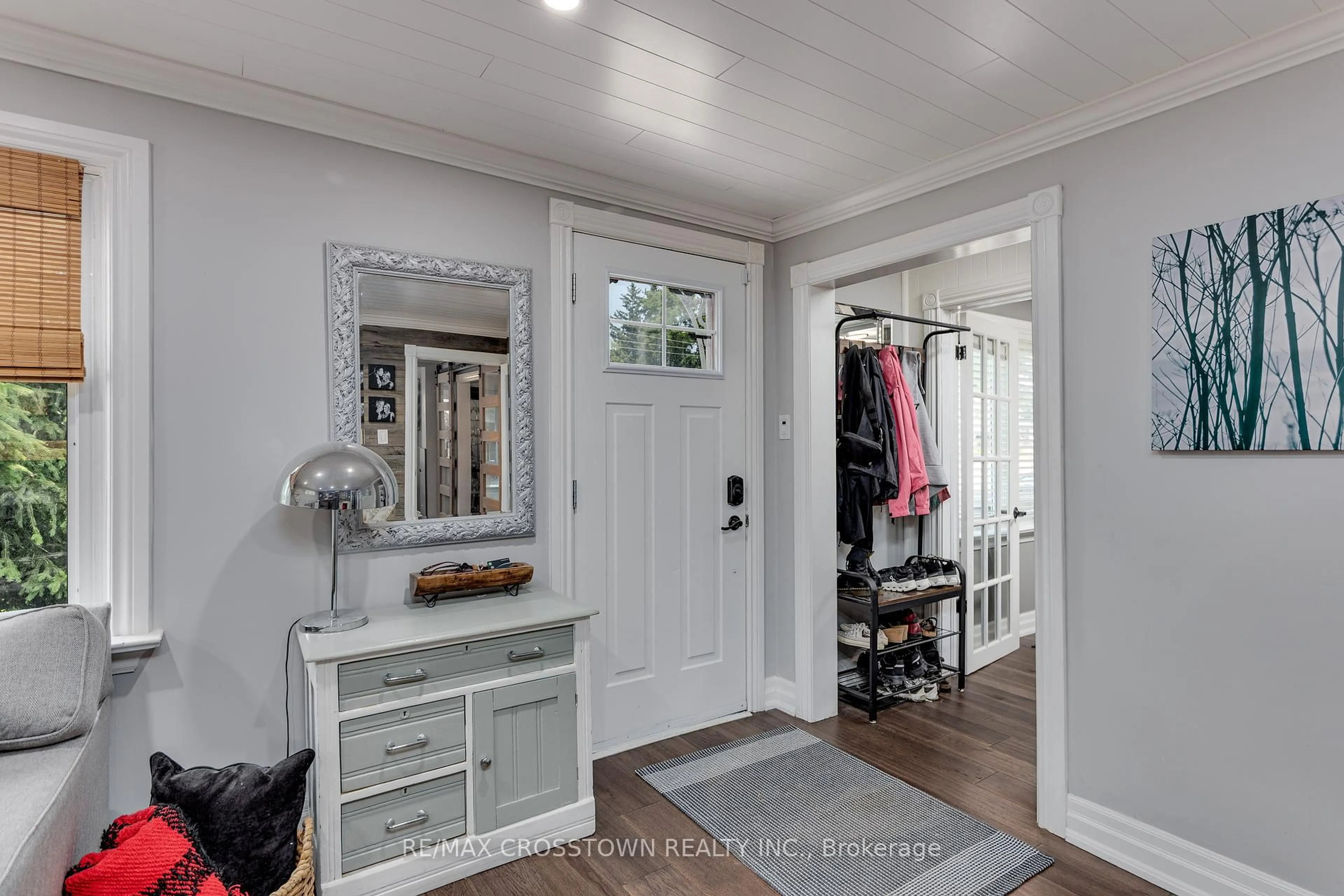 Indoor entryway for 75 Gunn St, Barrie Ontario L4M 2H4