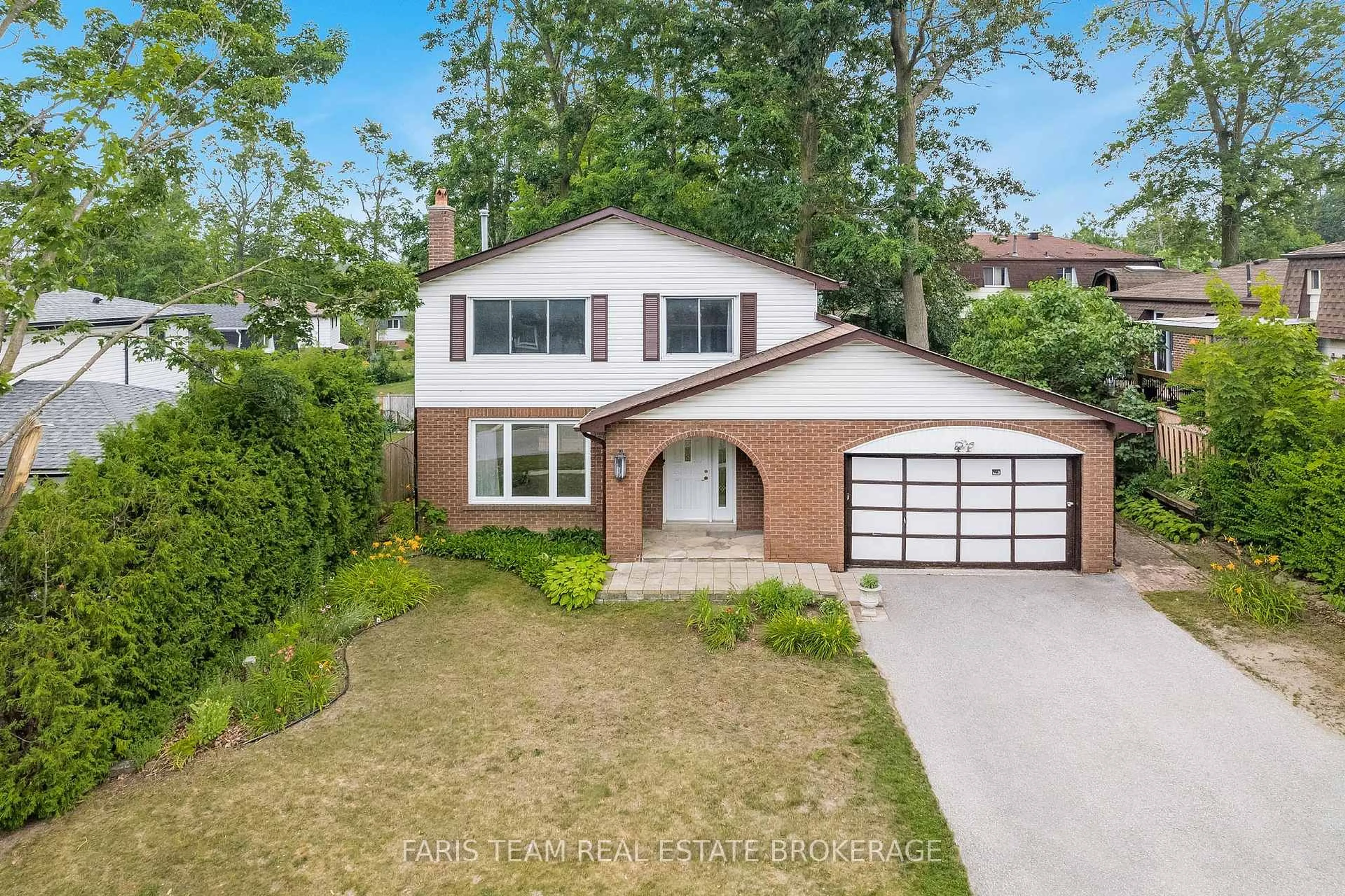 A pic from outside/outdoor area/front of a property/back of a property/a pic from drone, street for 41 Farmingdale Cres, Barrie Ontario L4M 5E4