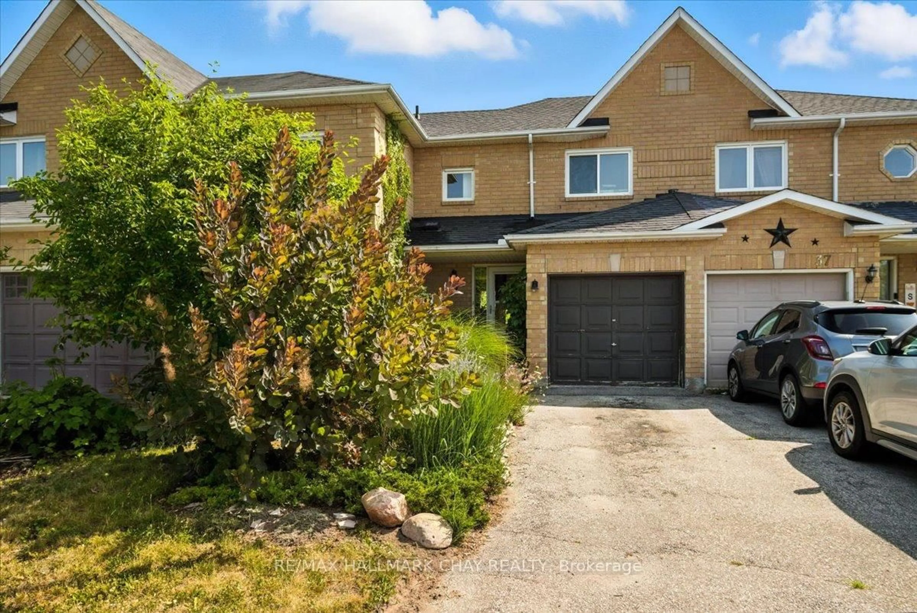 Home with brick exterior material, street for 39 Lyfytt Cres, Barrie Ontario L4N 7X4