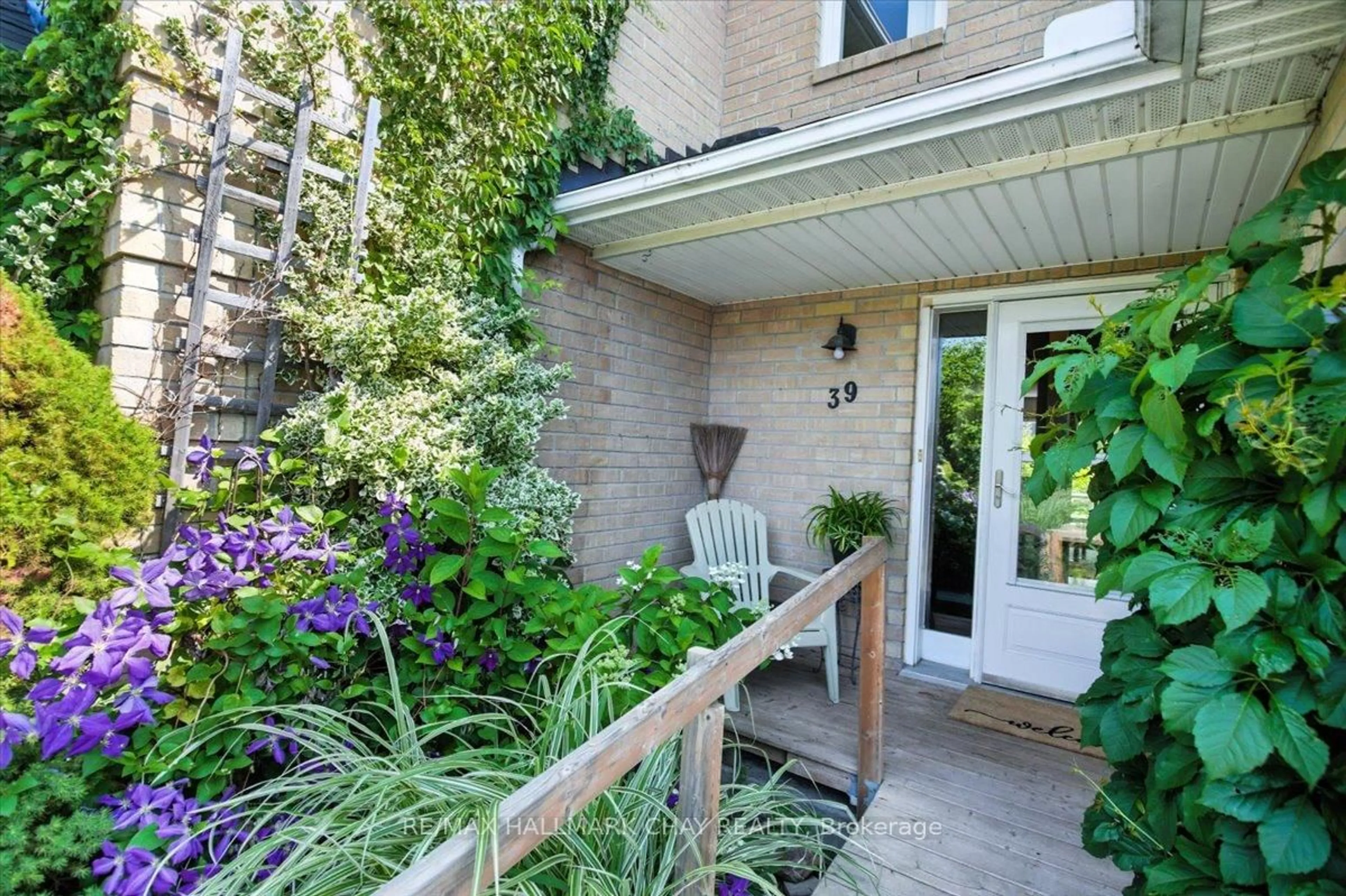 Patio, street for 39 Lyfytt Cres, Barrie Ontario L4N 7X4
