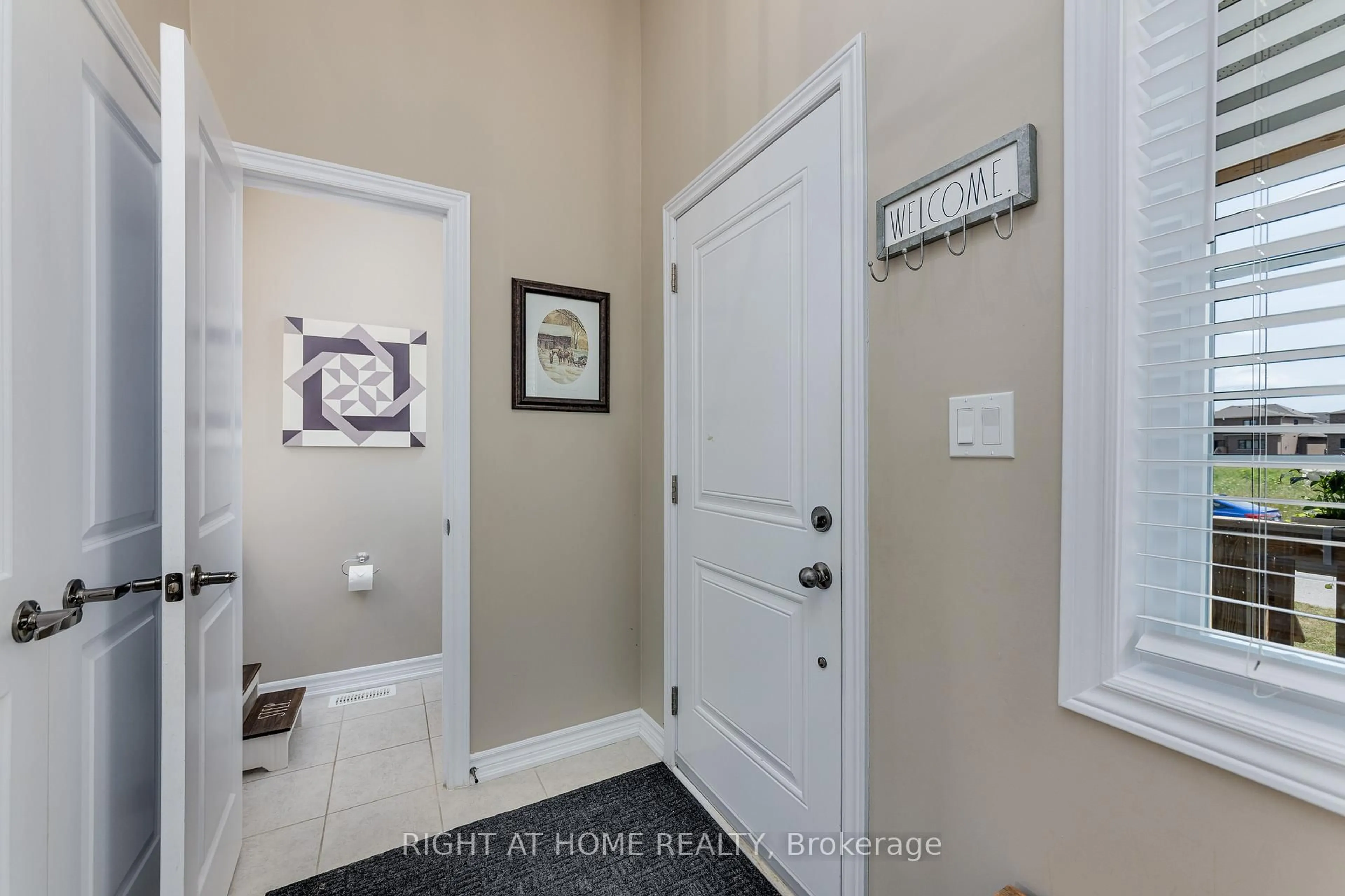 Indoor entryway for 257 Quebec Street St, Clearview Ontario L0M 1S0