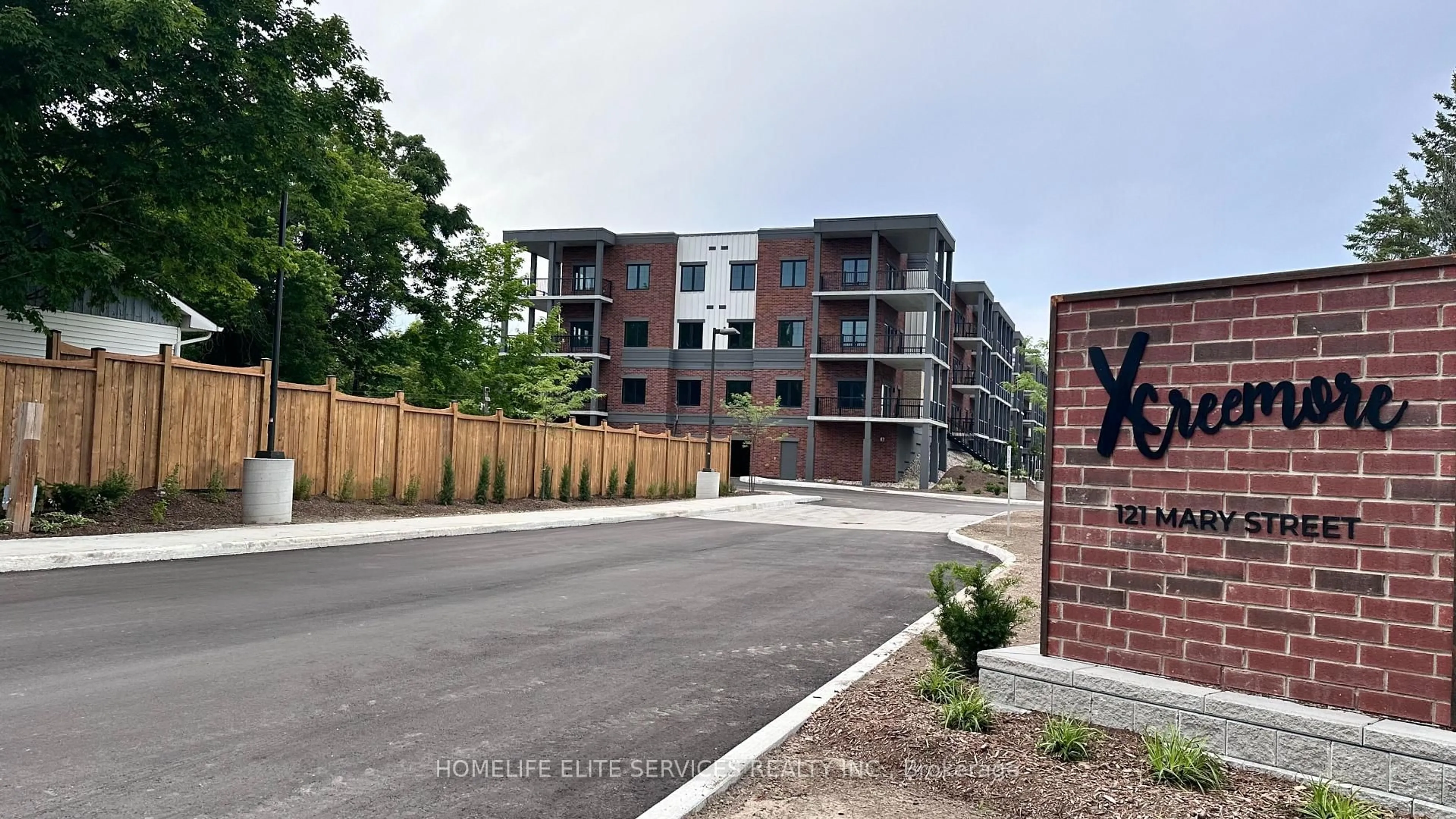 A pic from outside/outdoor area/front of a property/back of a property/a pic from drone, unknown for 121 Mary St #306, Clearview Ontario L0M 1G0