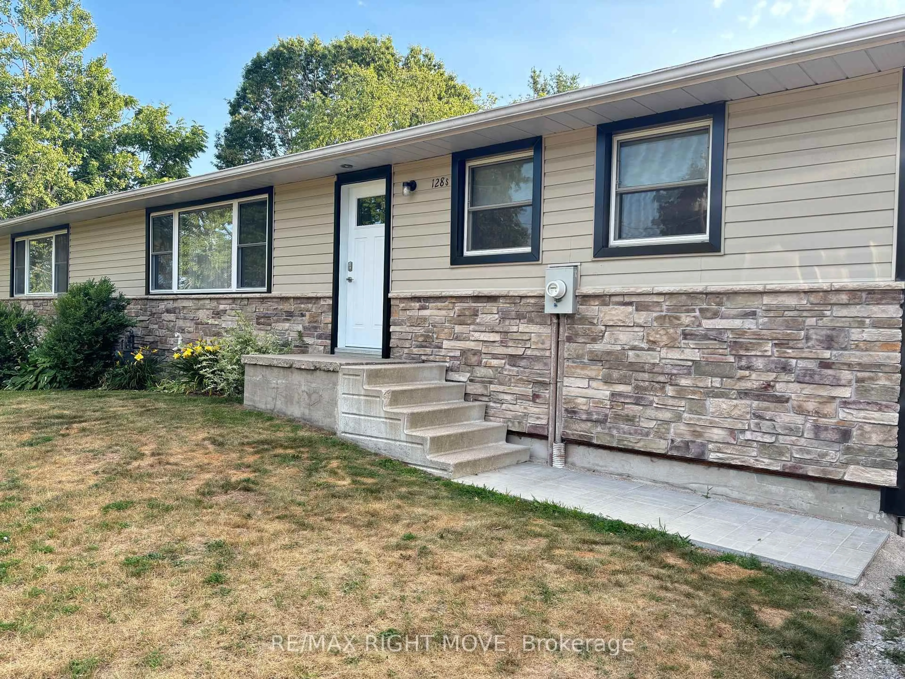 Home with vinyl exterior material, street for 128 15 Line, Oro-Medonte Ontario L3V 8H9