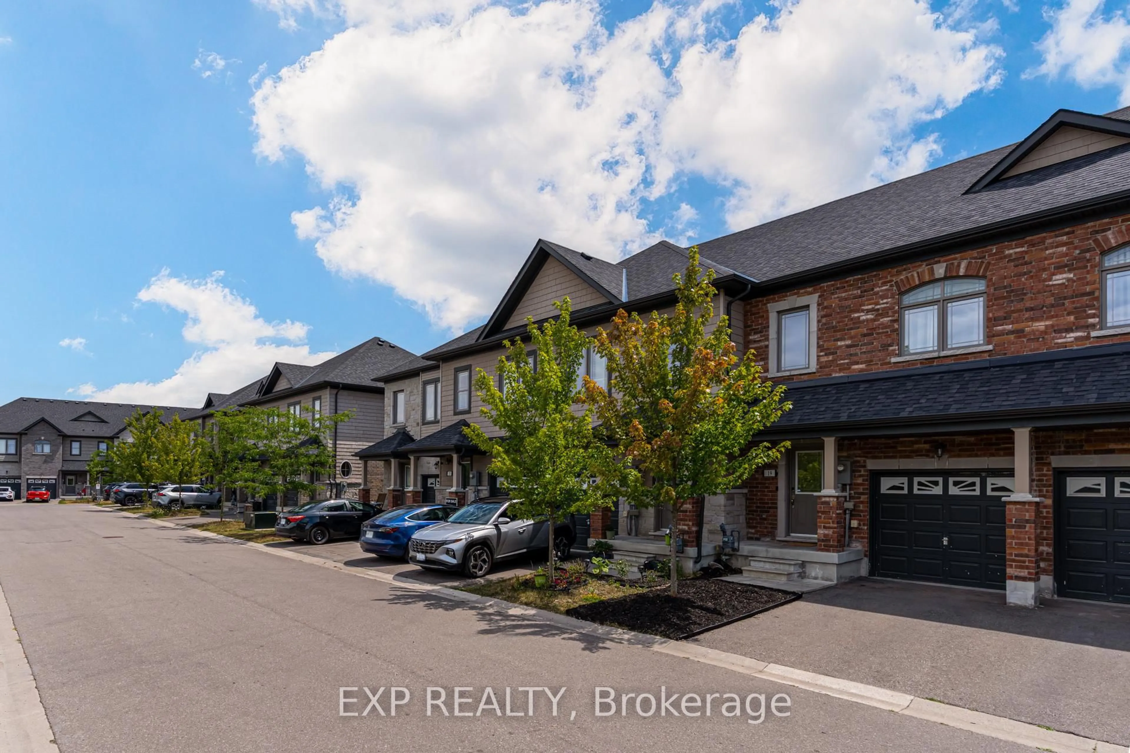 A pic from outside/outdoor area/front of a property/back of a property/a pic from drone, street for 19 Cygnus Cres, Barrie Ontario L4N 9C2
