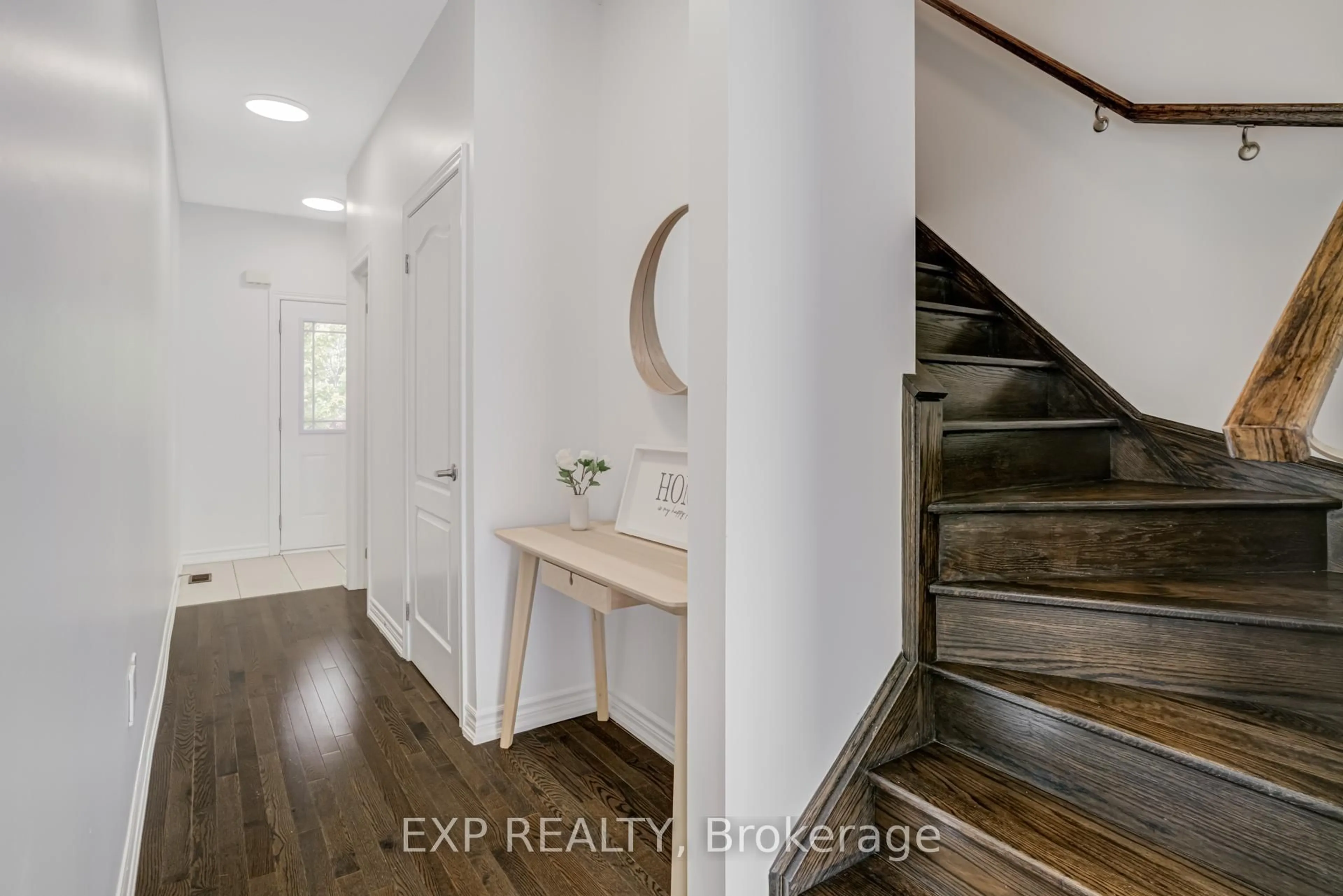 Indoor entryway for 19 Cygnus Cres, Barrie Ontario L4N 9C2