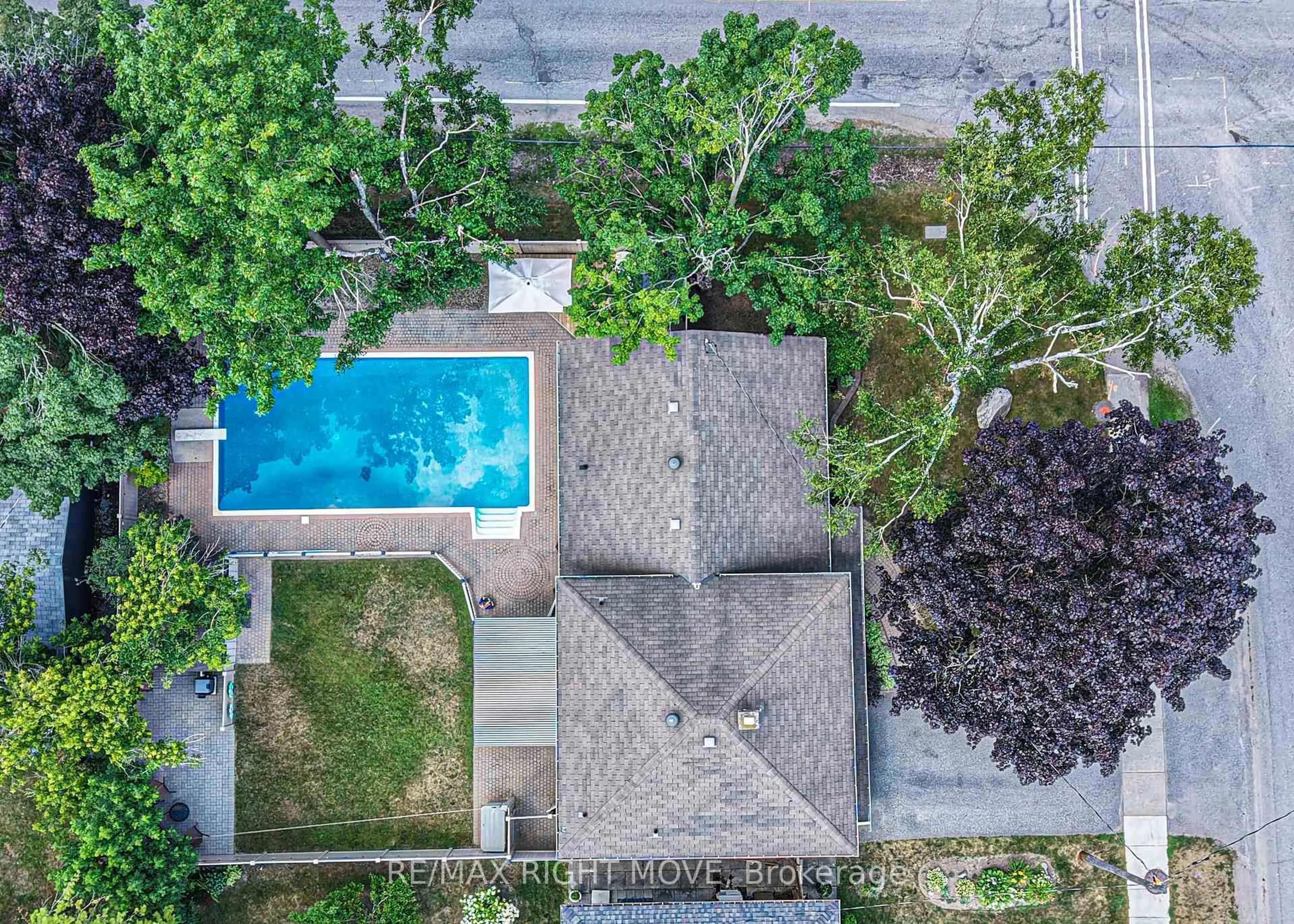 A pic from outside/outdoor area/front of a property/back of a property/a pic from drone, street for 457 Peter St, Orillia Ontario L3V 5A6