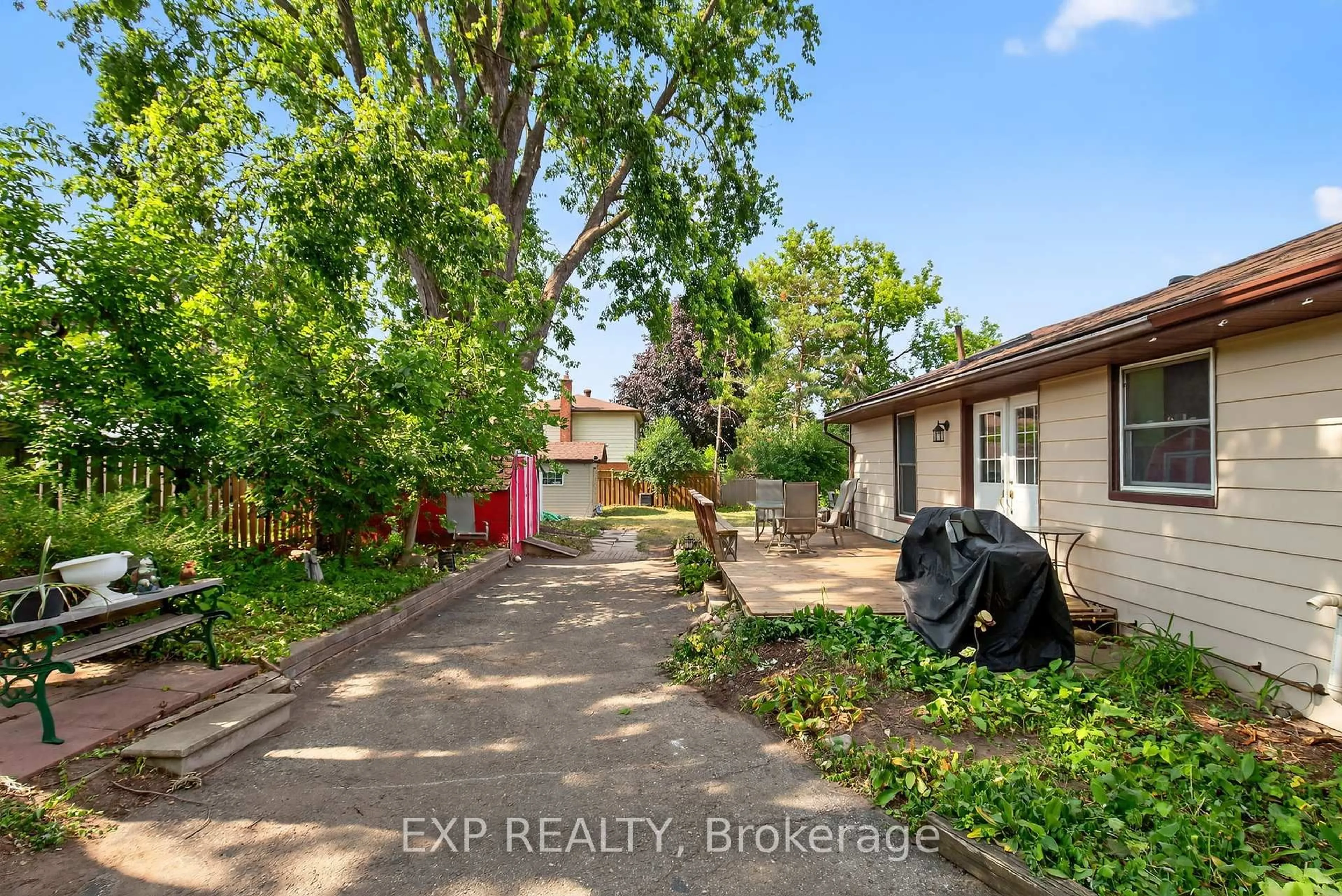 A pic from outside/outdoor area/front of a property/back of a property/a pic from drone, street for 192 Little Ave, Barrie Ontario L4N 6L1