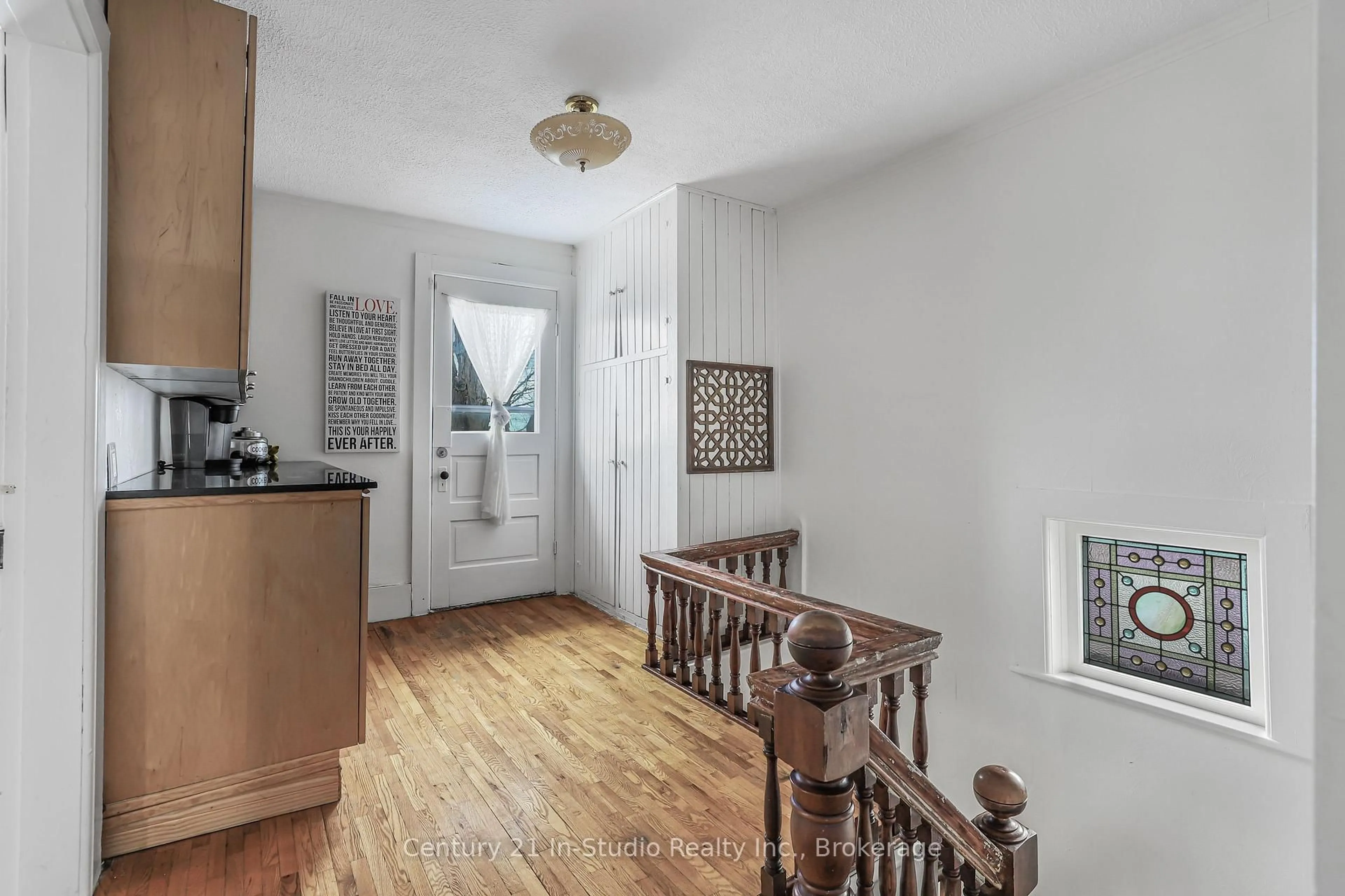 Indoor entryway for 356 Third St, Midland Ontario L4R 3S7