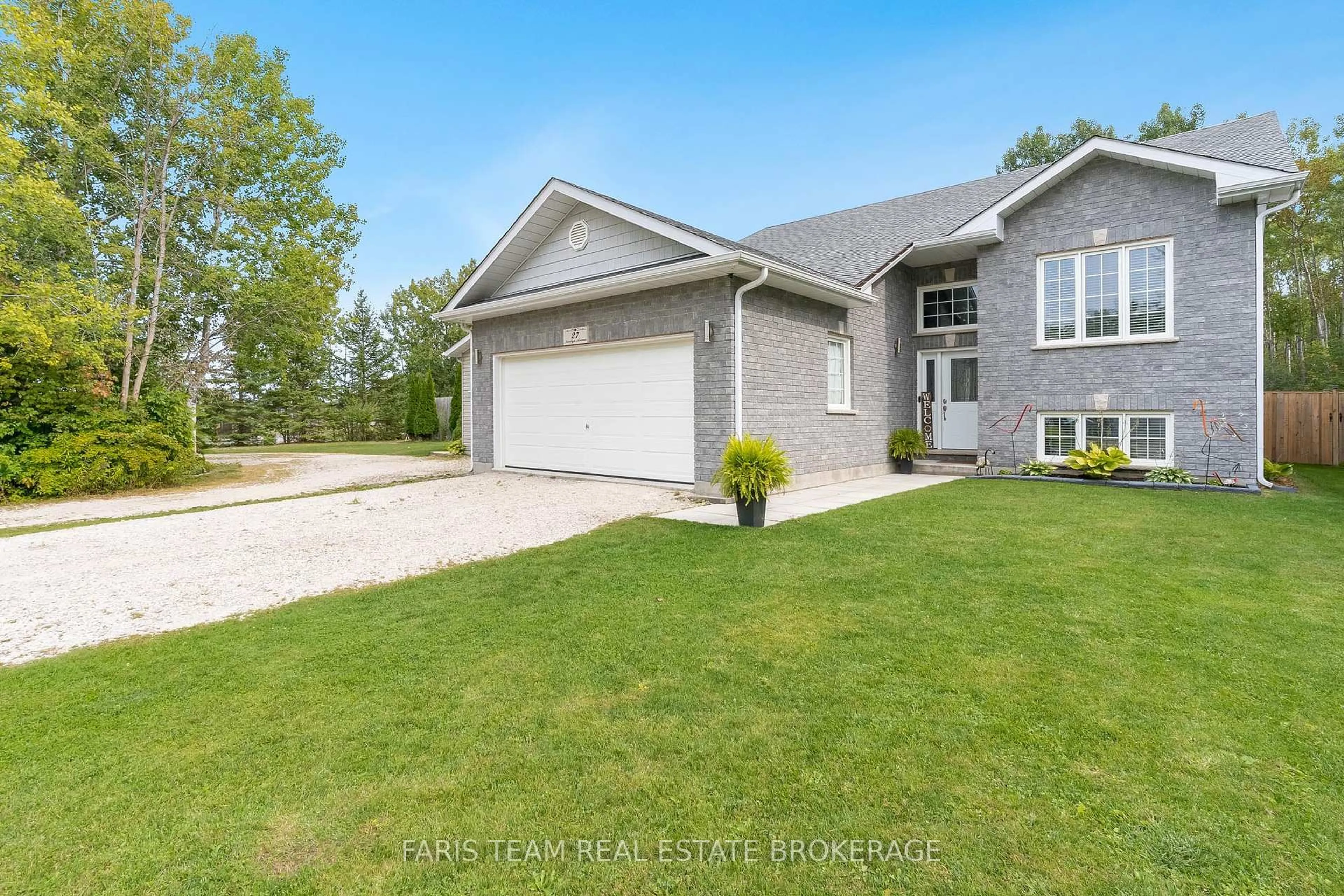 A pic from outside/outdoor area/front of a property/back of a property/a pic from drone, unknown for 27 Marilyn Ave, Wasaga Beach Ontario L9Z 2Y1