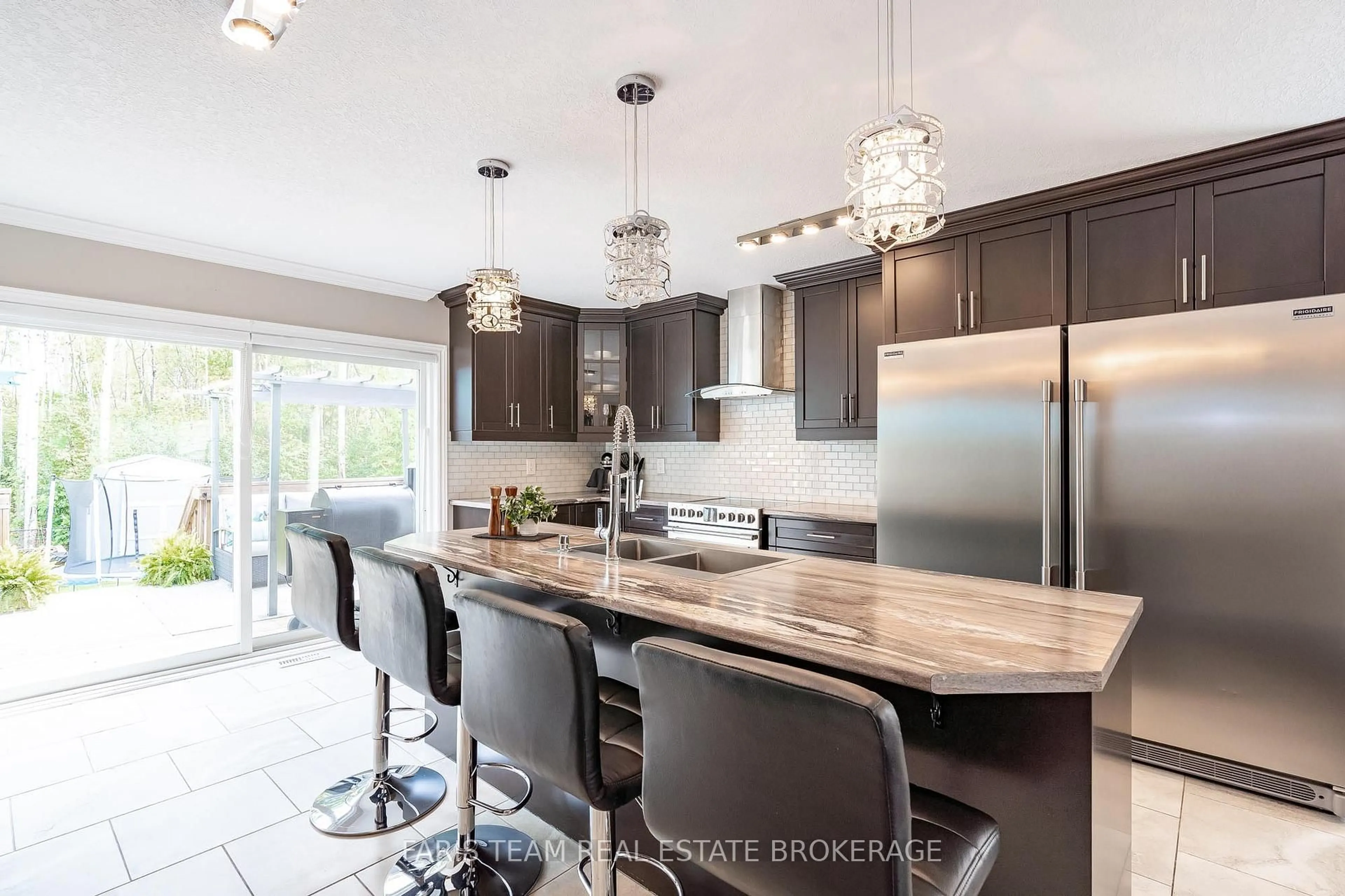 Contemporary kitchen, unknown for 27 Marilyn Ave, Wasaga Beach Ontario L9Z 2Y1